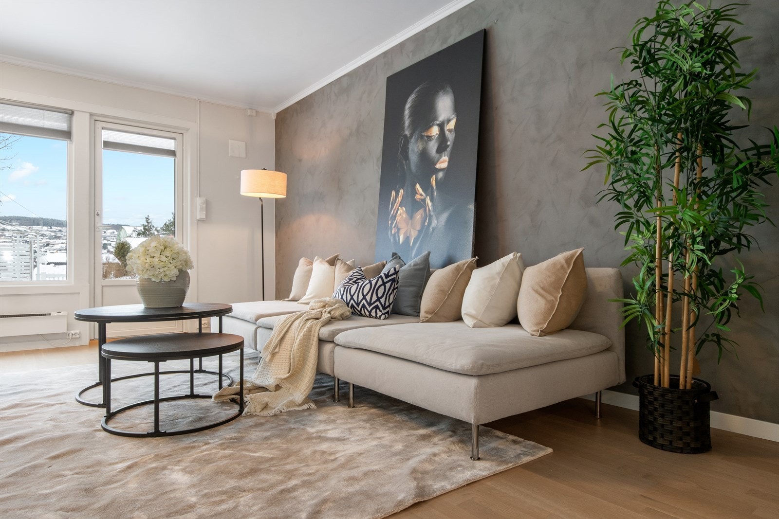 Fra stuen er det utgang til stor solrik terrasse! Galleribilde