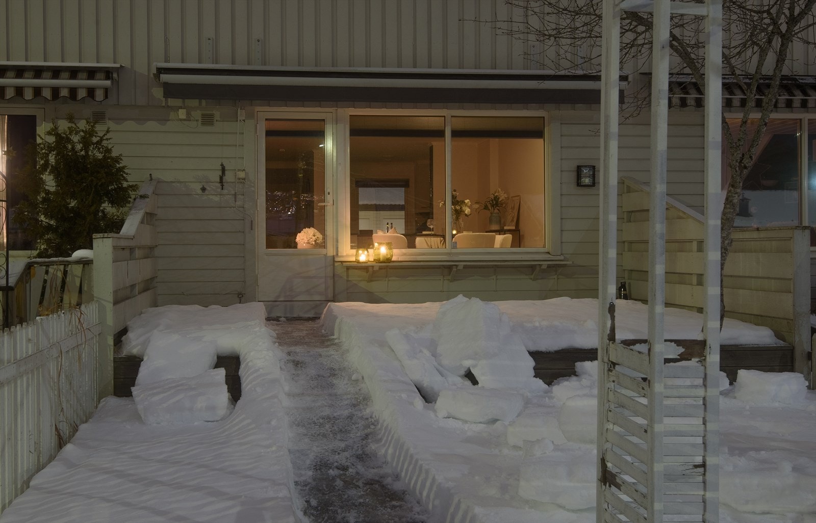 Vinter ute nå, men her blir det er koselig når snøen tiner og plattingen blir bar! Elektrisk markise Galleribilde