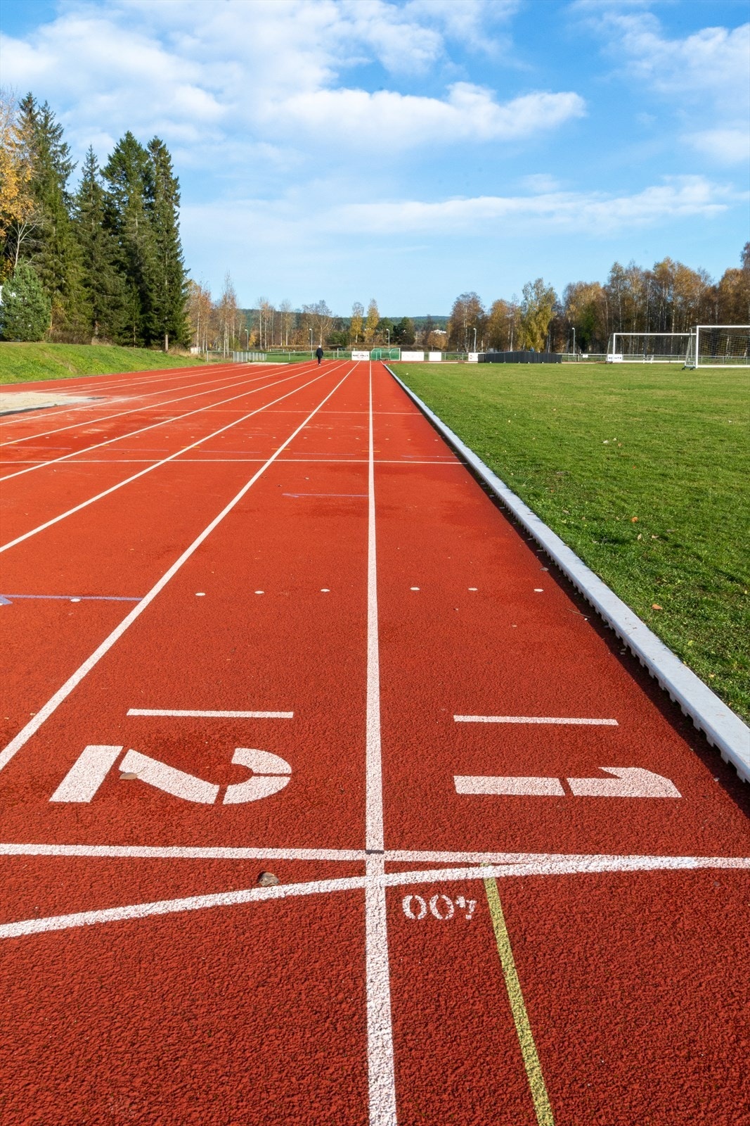 På Tråstad er det flere idrettsplasser - for løping, fotball, frisbee golf mm. Galleribilde