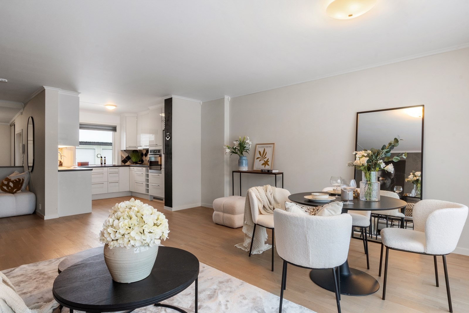 Her er det åpent mellom kjøkken og spiseplassen - så kokken slipper å bli ensom over grytene! Galleribilde