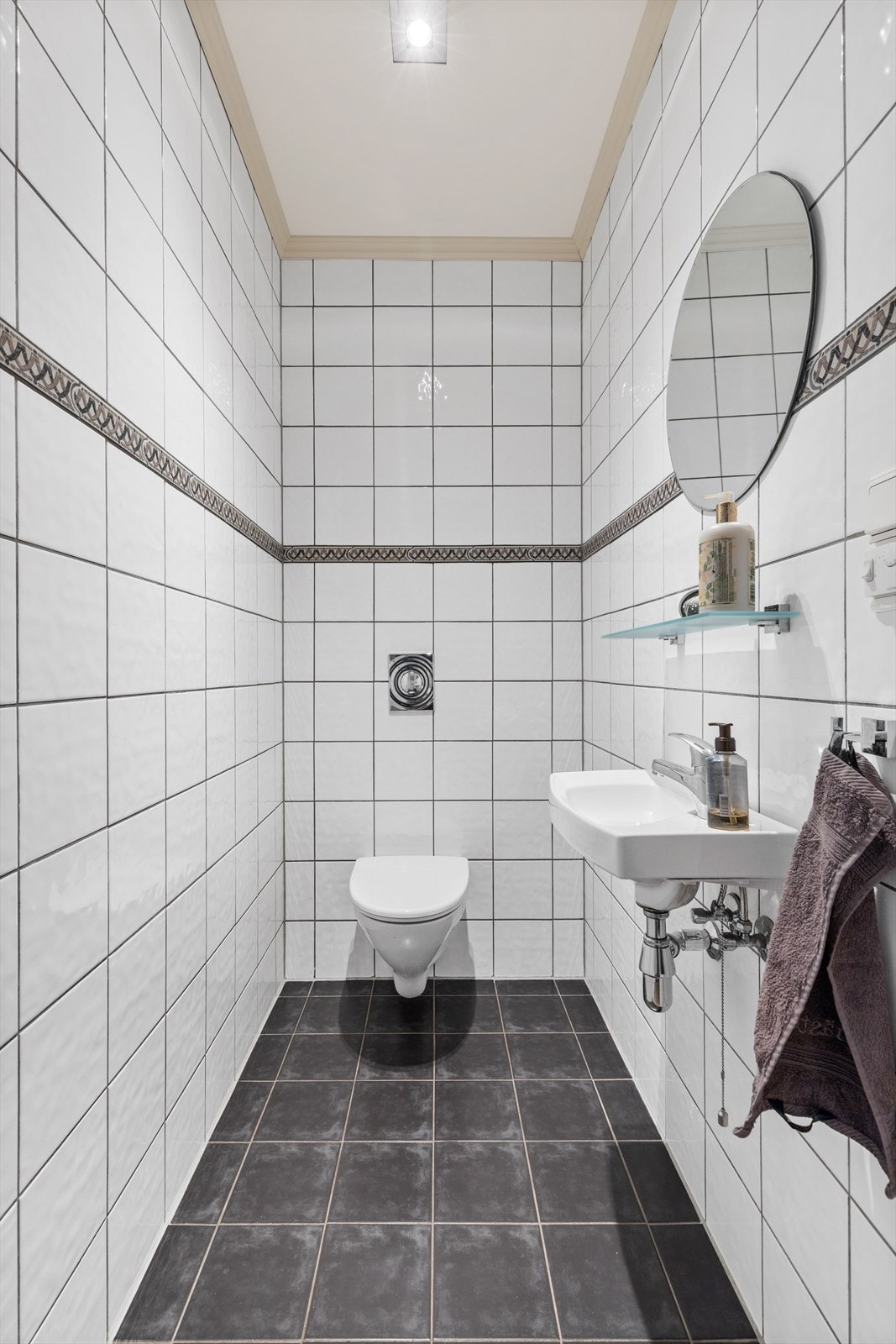 Separat toalettrom i samme utførelse som badet. Galleribilde