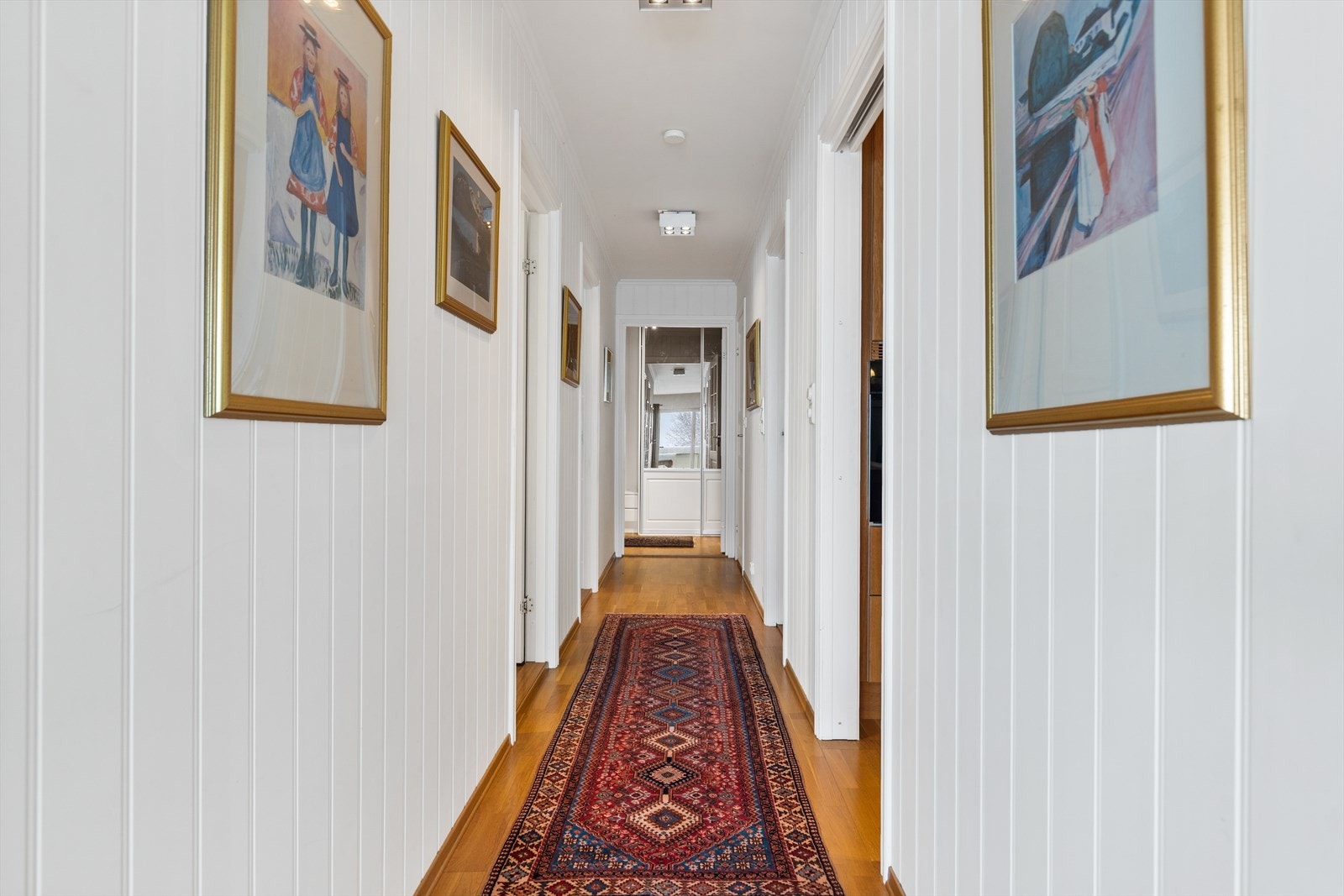 Innvendige overflater med parkett på gulv og panelplater på vegg. Galleribilde