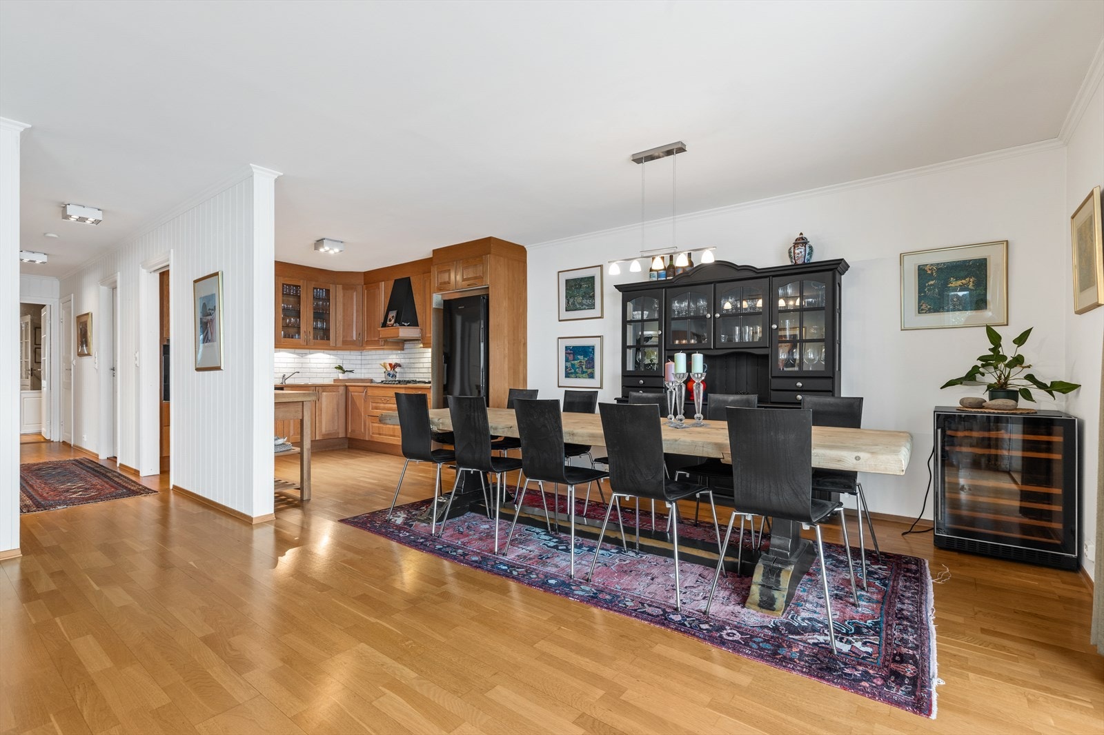 Kjøkken og stue ligger i åpen løsning. Galleribilde