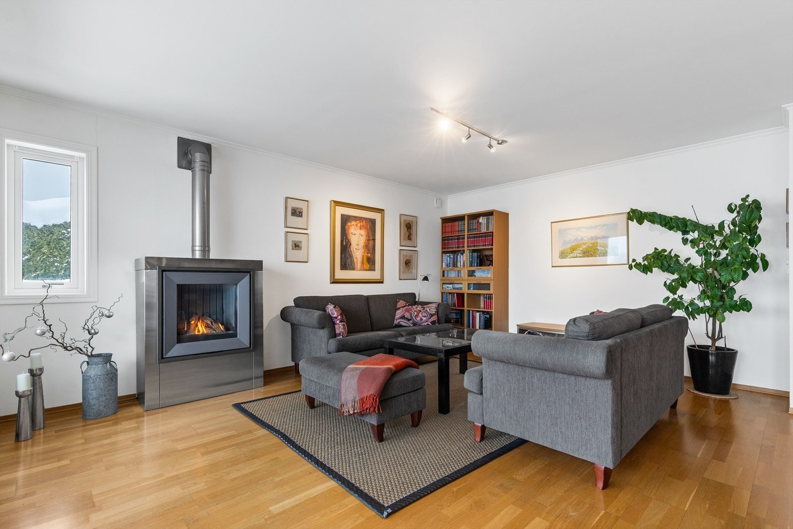 Fin plass til sofagruppe med tilhørende møblement. Galleribilde