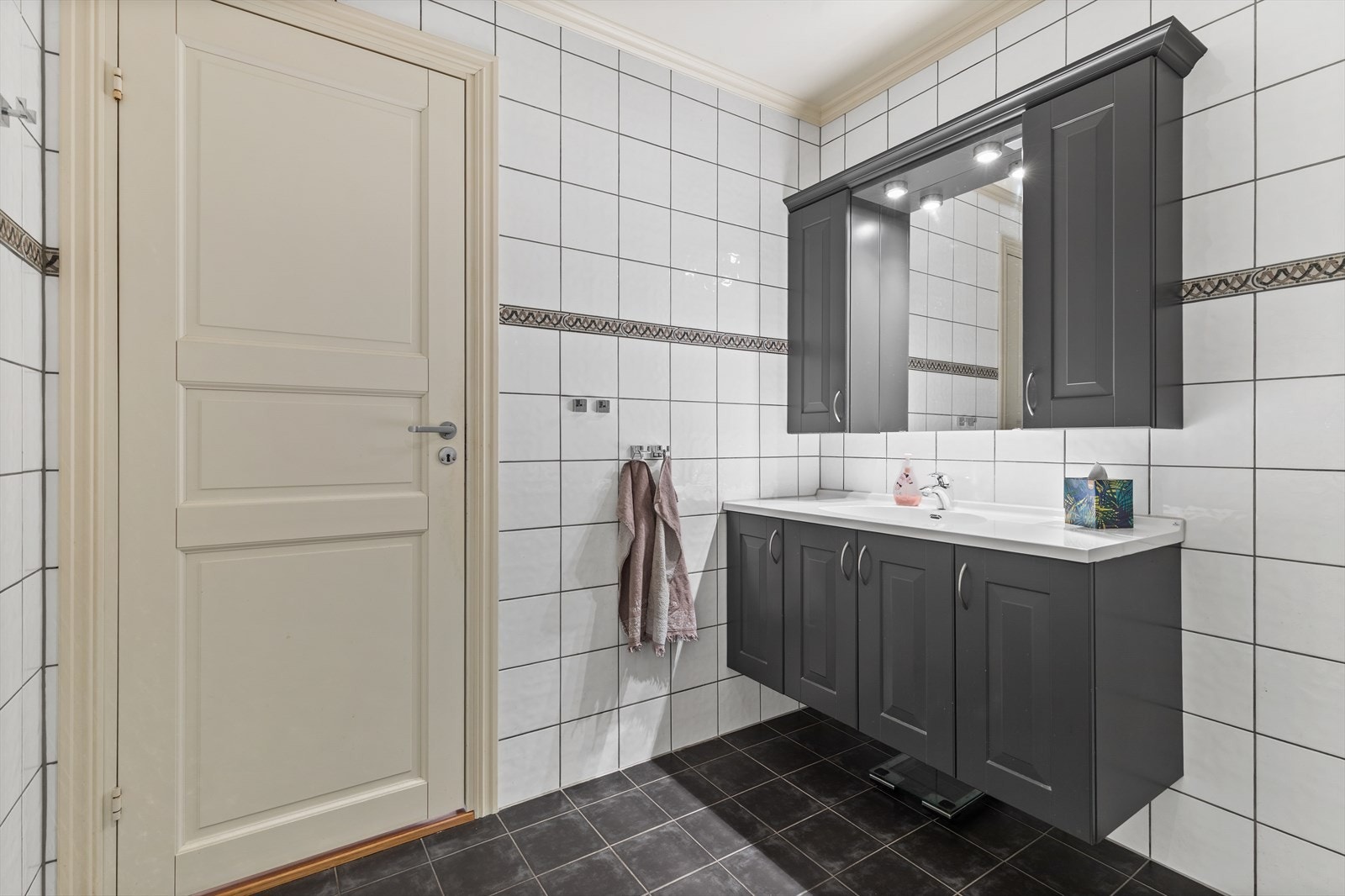 Rommet har elektriske varmekabler og mekanisk avtrekk. Galleribilde