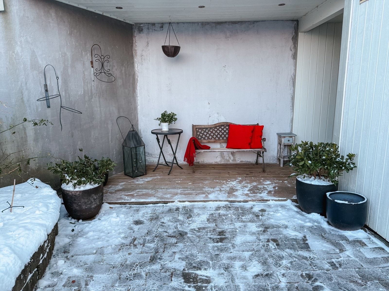 Ved inngangen er det terrasseplatting med plass til ønsket utemøblement. Blomsterbed på venstre side. Galleribilde