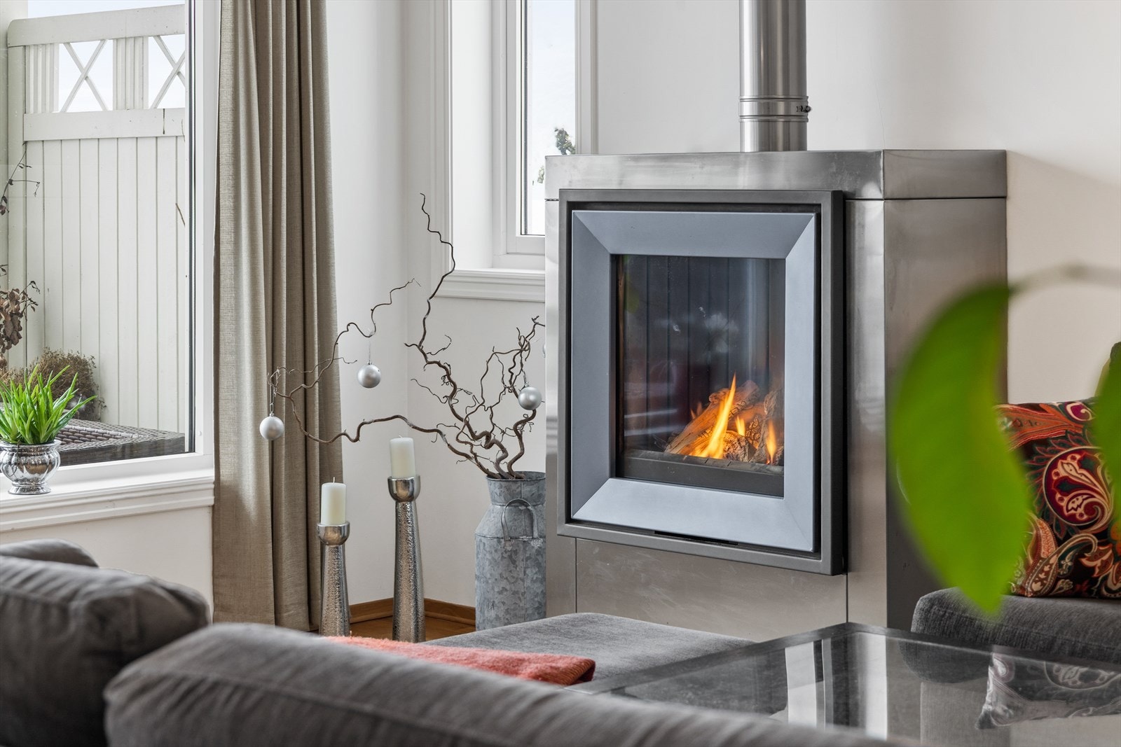 I stuen er det gasspeis som sørger for ekstra varme på kjølige dager. Galleribilde