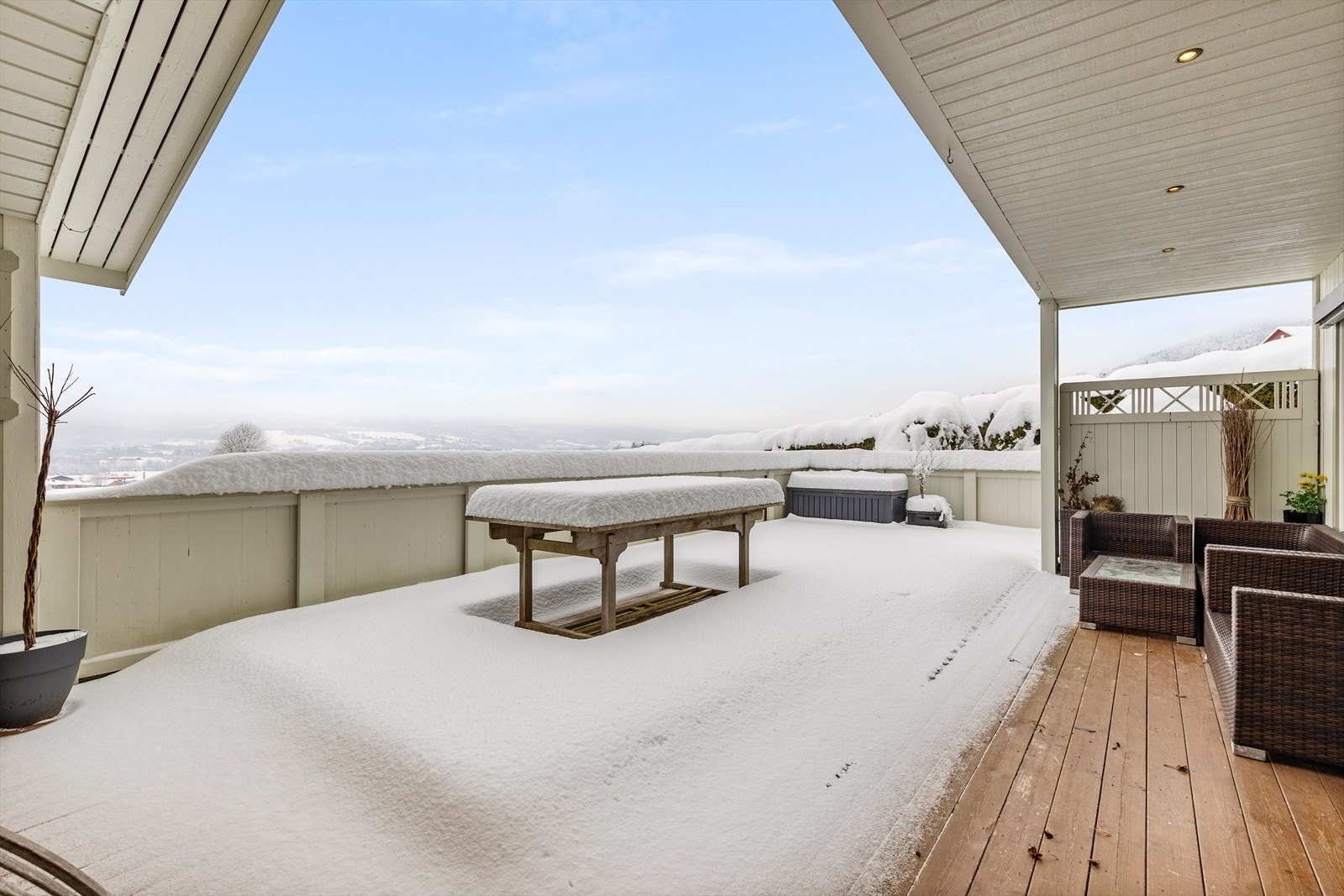 Stor og delvis overbygd terrasse! Galleribilde