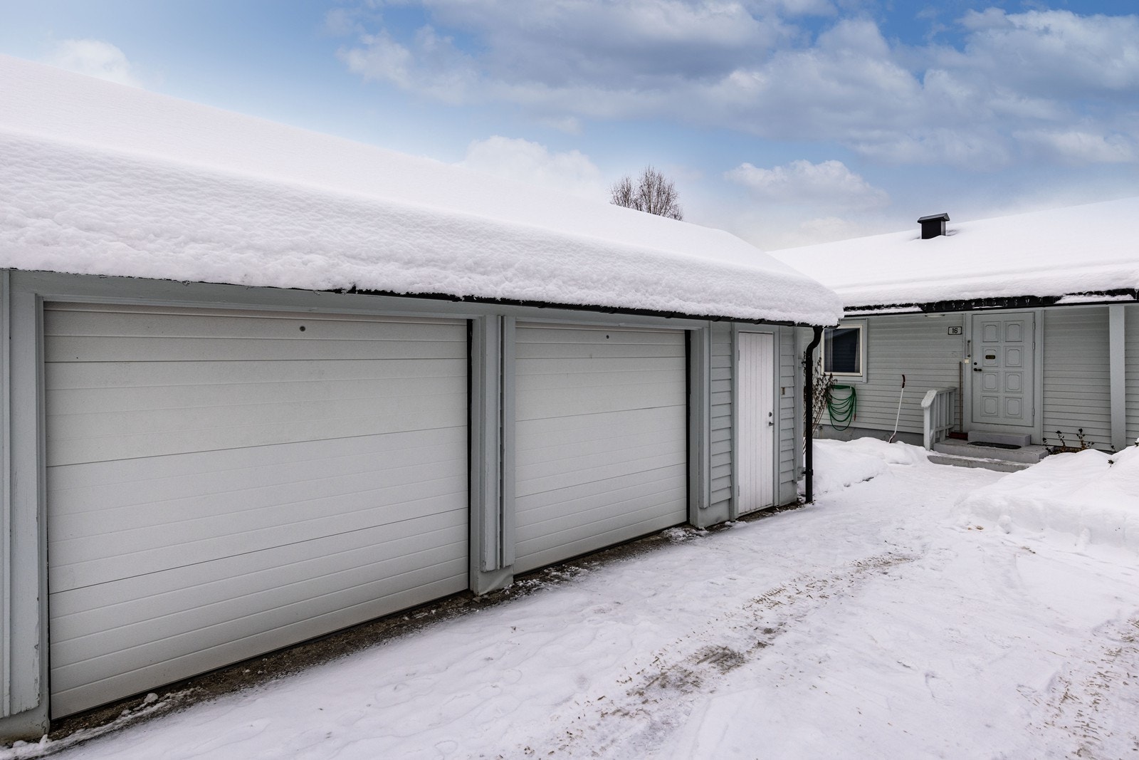 I tillegg til boligen er eiendommen bebygd med en dobbelgarasje. Galleribilde