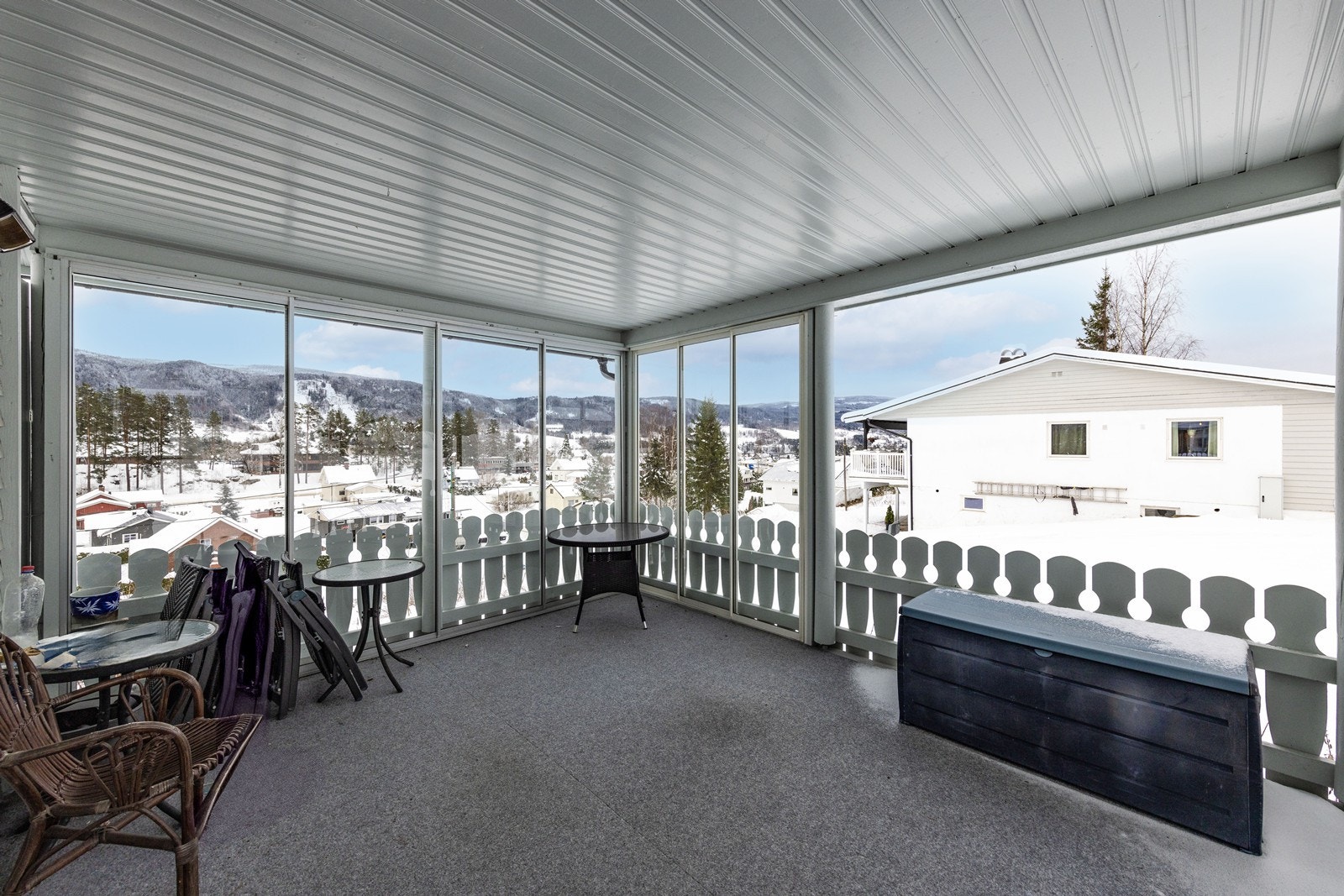 Delvis innglasset terrasse med gode solforhold. Galleribilde
