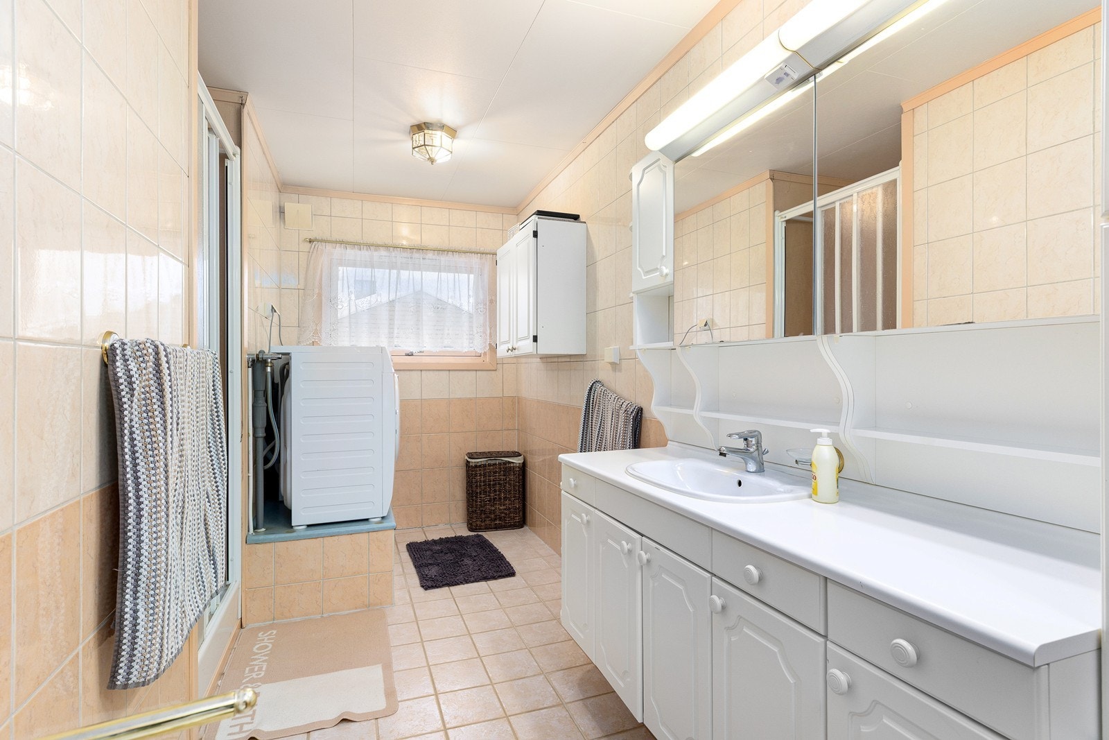 Flislagt bad med varmekabler i gulv. Galleribilde