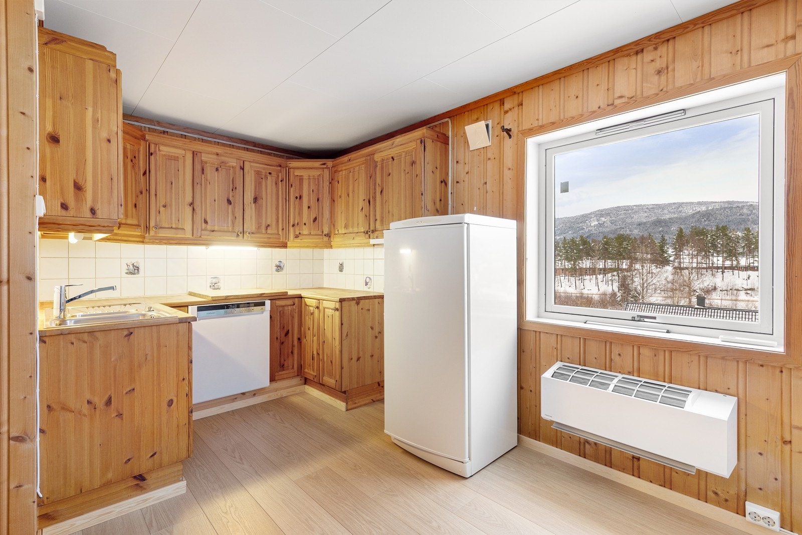 Kjøkkeninnredning med frittstående hvitevarer. Galleribilde