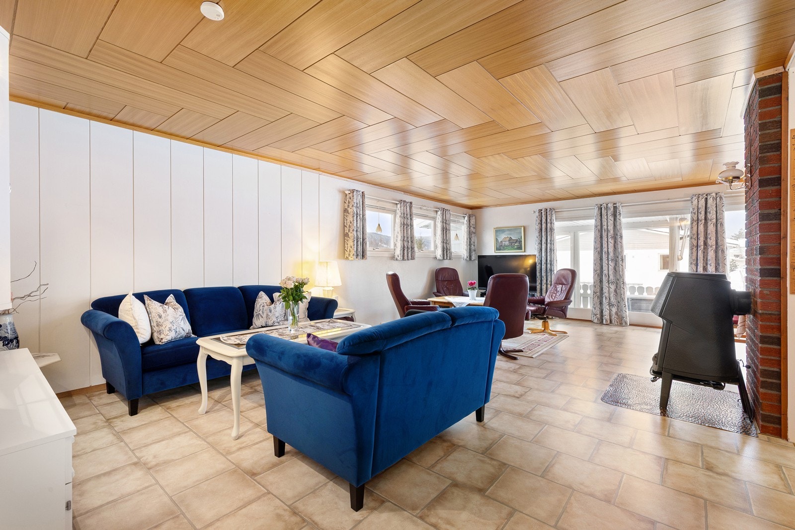 Romslig åpen stue med god plass til sofa- og spisegruppe. Galleribilde