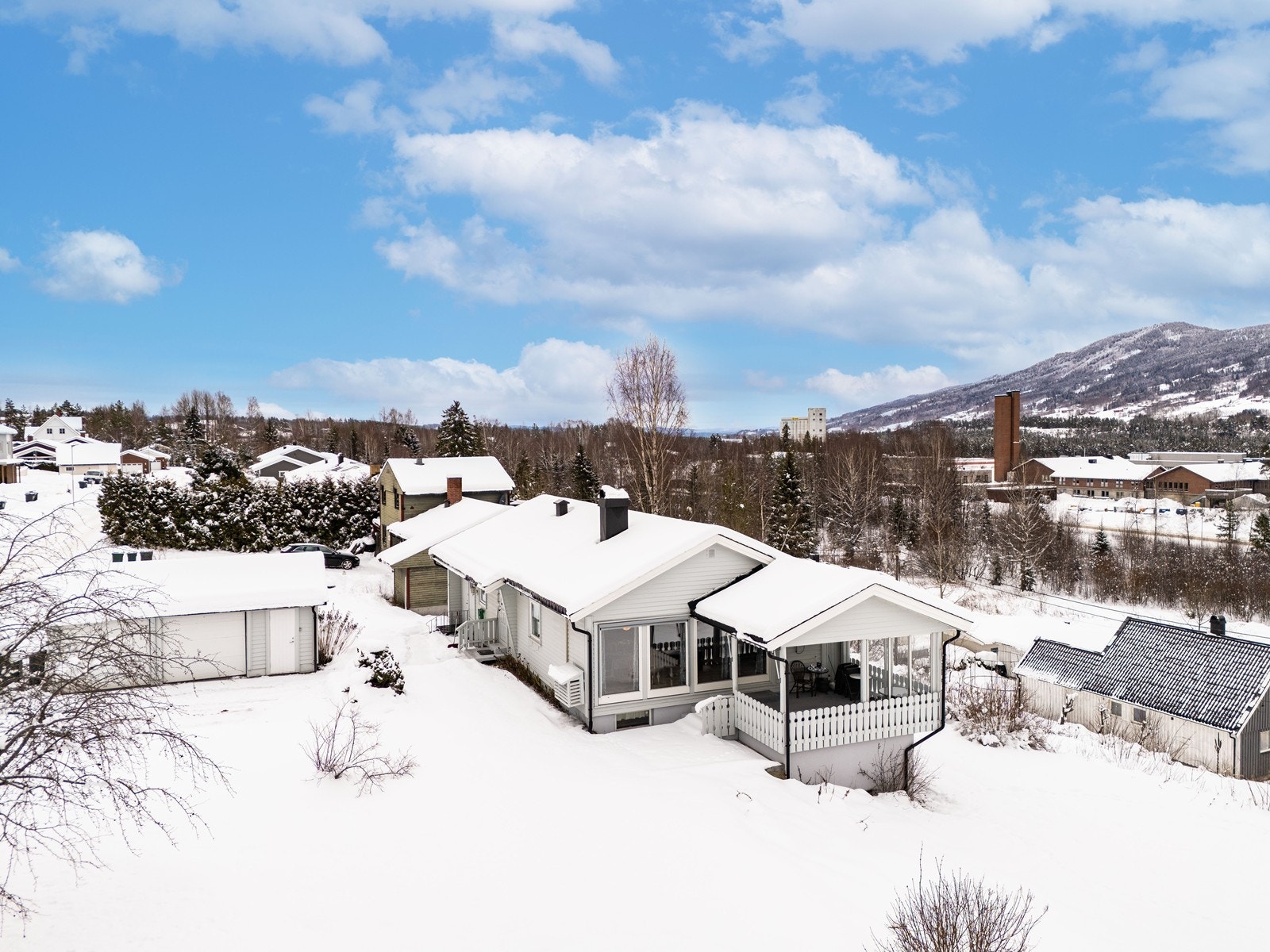 Romslig eiertomt på litt over 1,4 mål. Pent opparbeidet med belegningsstein i gårdsplass, plen og diverse beplantning. Galleribilde