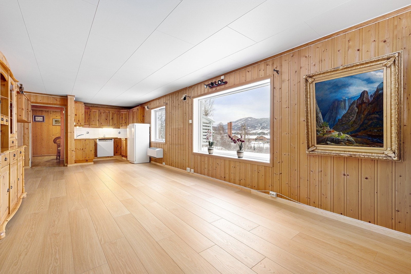 Utleiedelen i u.etg har en romslig åpen stue-/kjøkkenløsning. Galleribilde