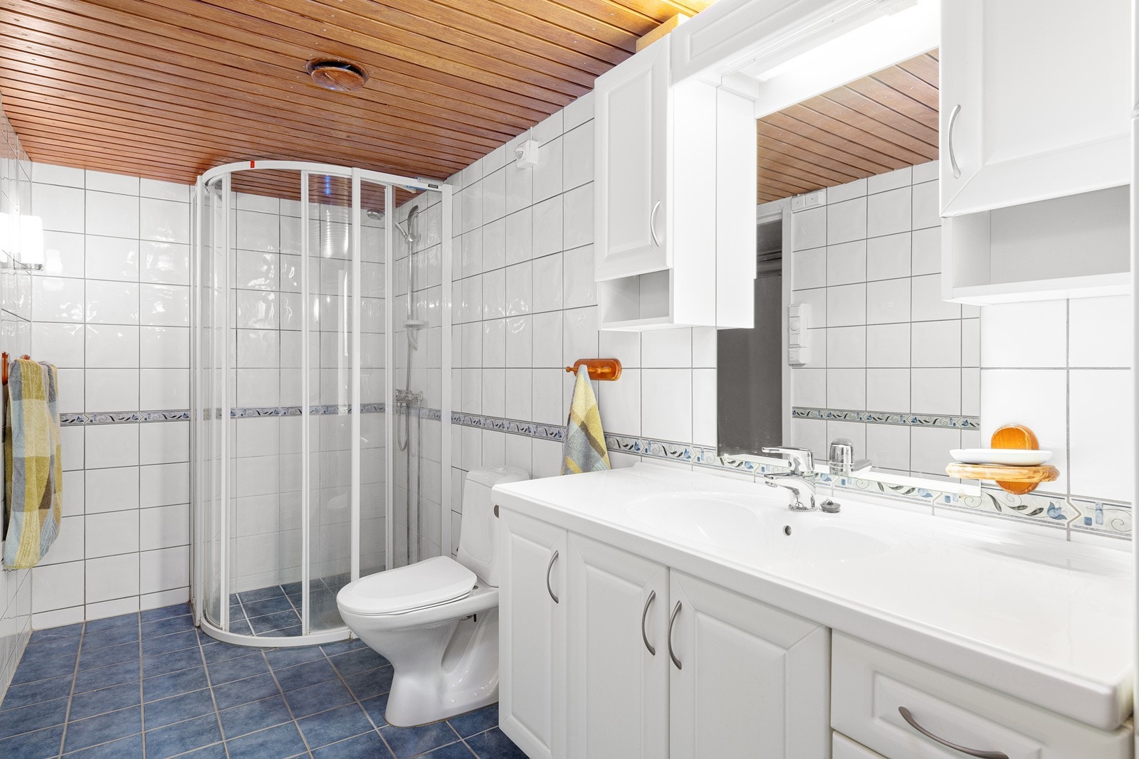 Flislagt baderom med varmekabler i gulv. Galleribilde