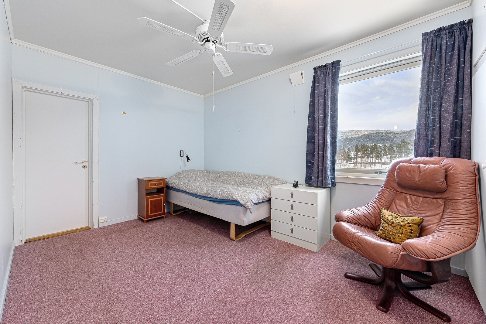 Hovedsoverom med god plass til dobbeltseng. Galleribilde