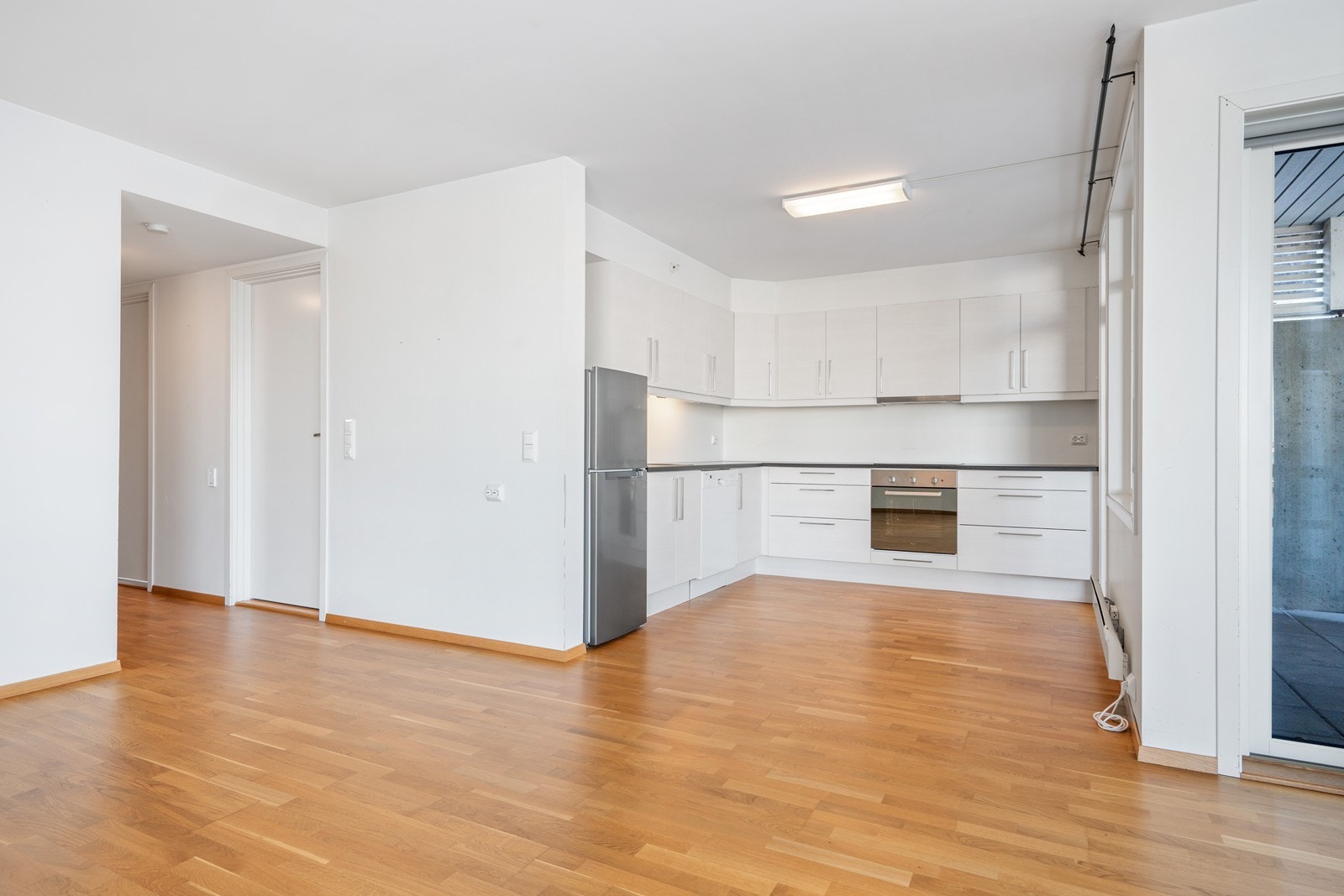 Kjøkken med god skap- og benkeplass (int. komfyr og oppvaskmaskin) Galleribilde