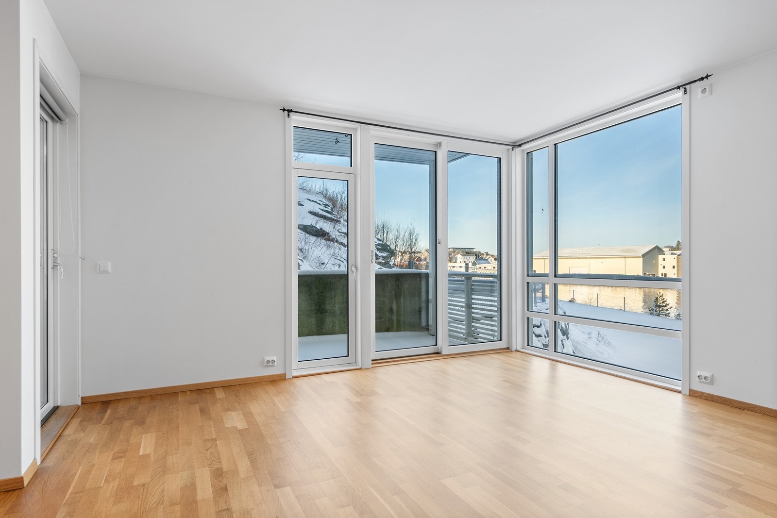 Lys og trivelig stue med vinduer fra gulv til tak Galleribilde