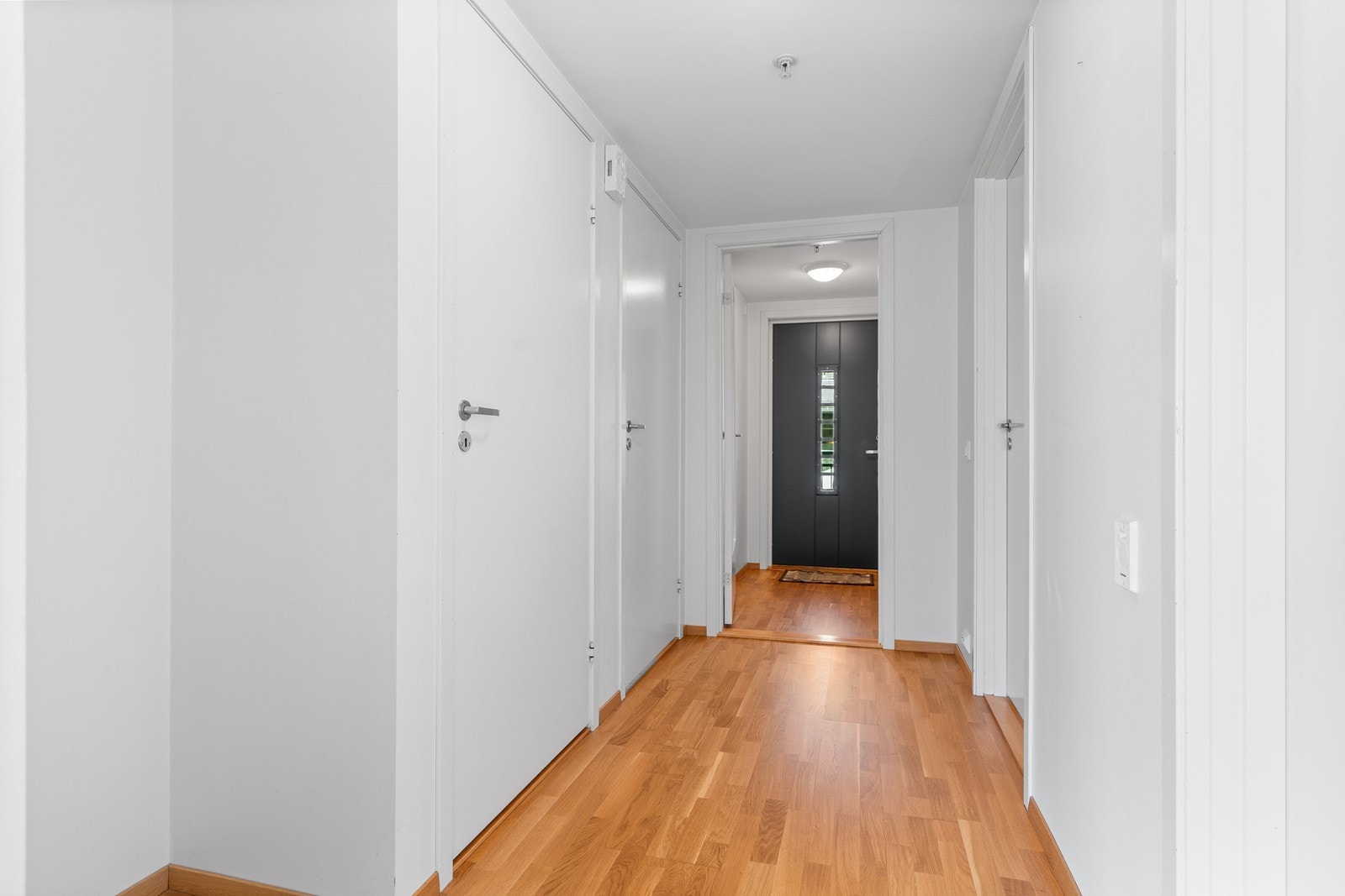 Vindfang og gang med garderobeplass Galleribilde