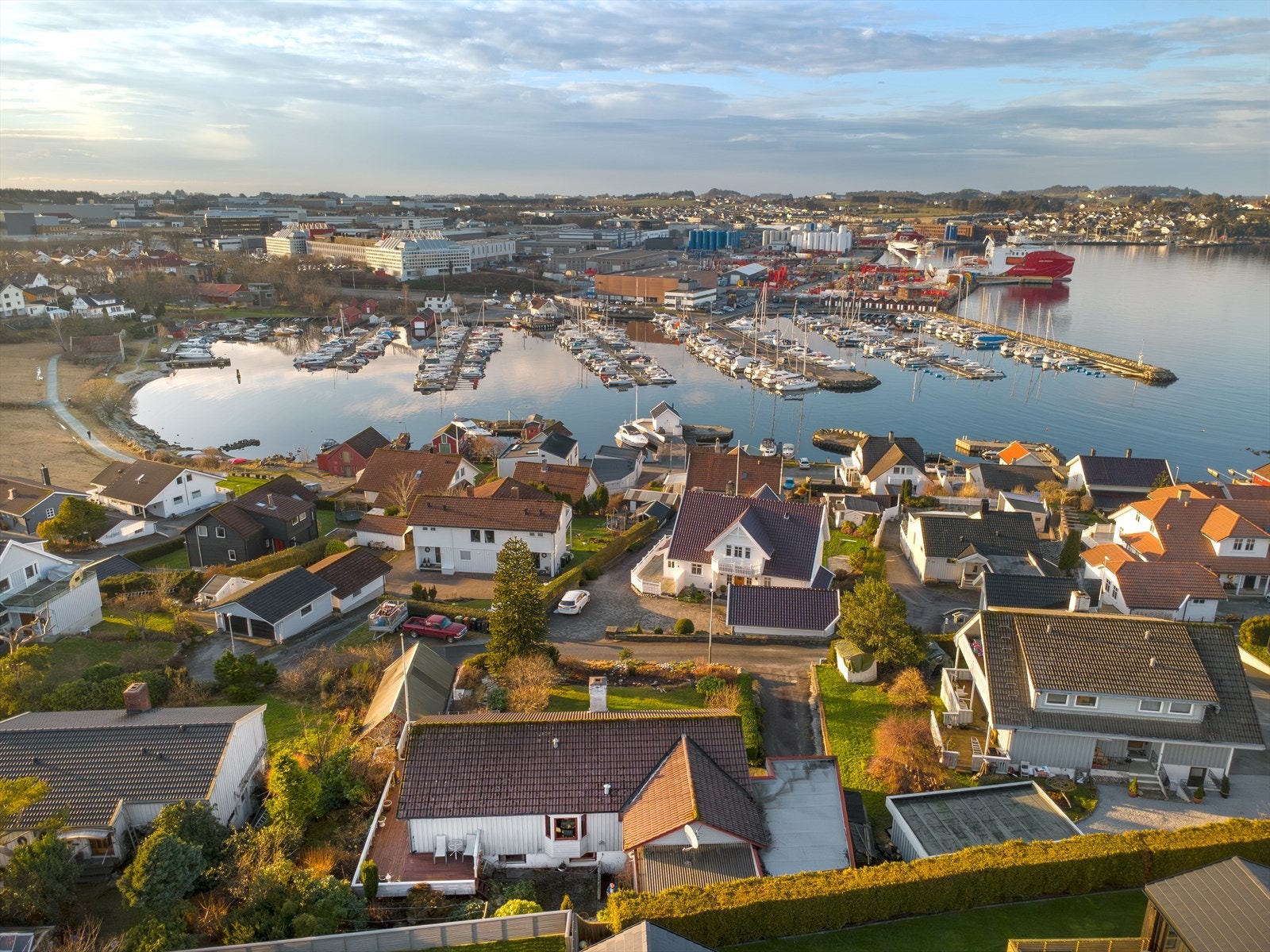 Boligen ligger flott til, rett ved Dusavik båthavn Galleribilde
