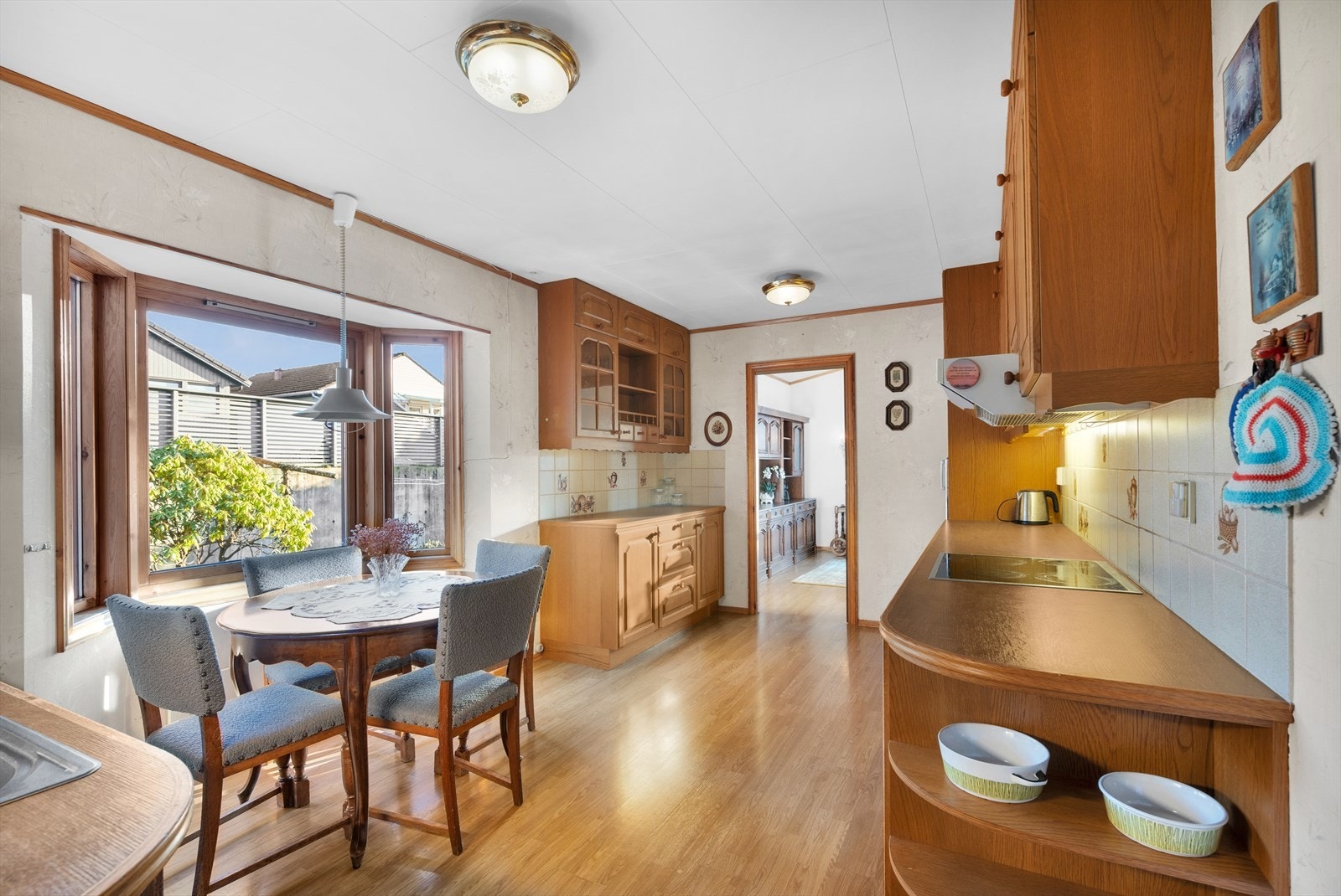 Kjøkken - praktisk innredet med god benk- og lagringsplass Galleribilde