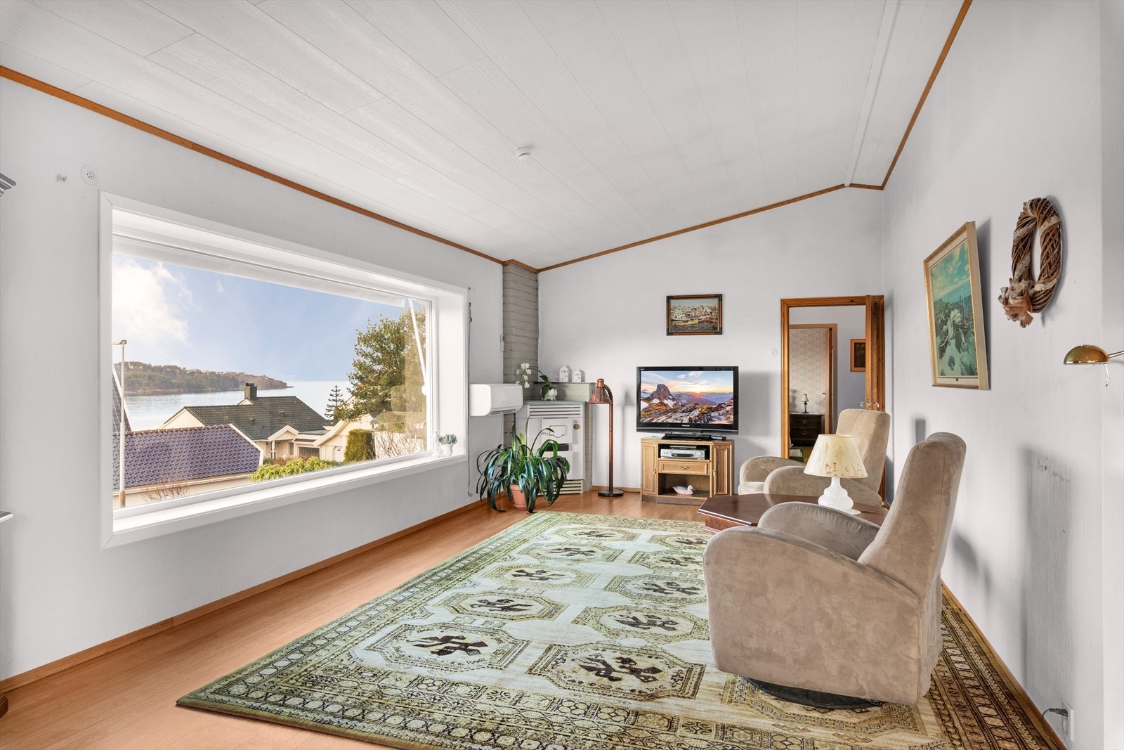 Stue - store vindusflater forsterker den flotte utsikten Galleribilde