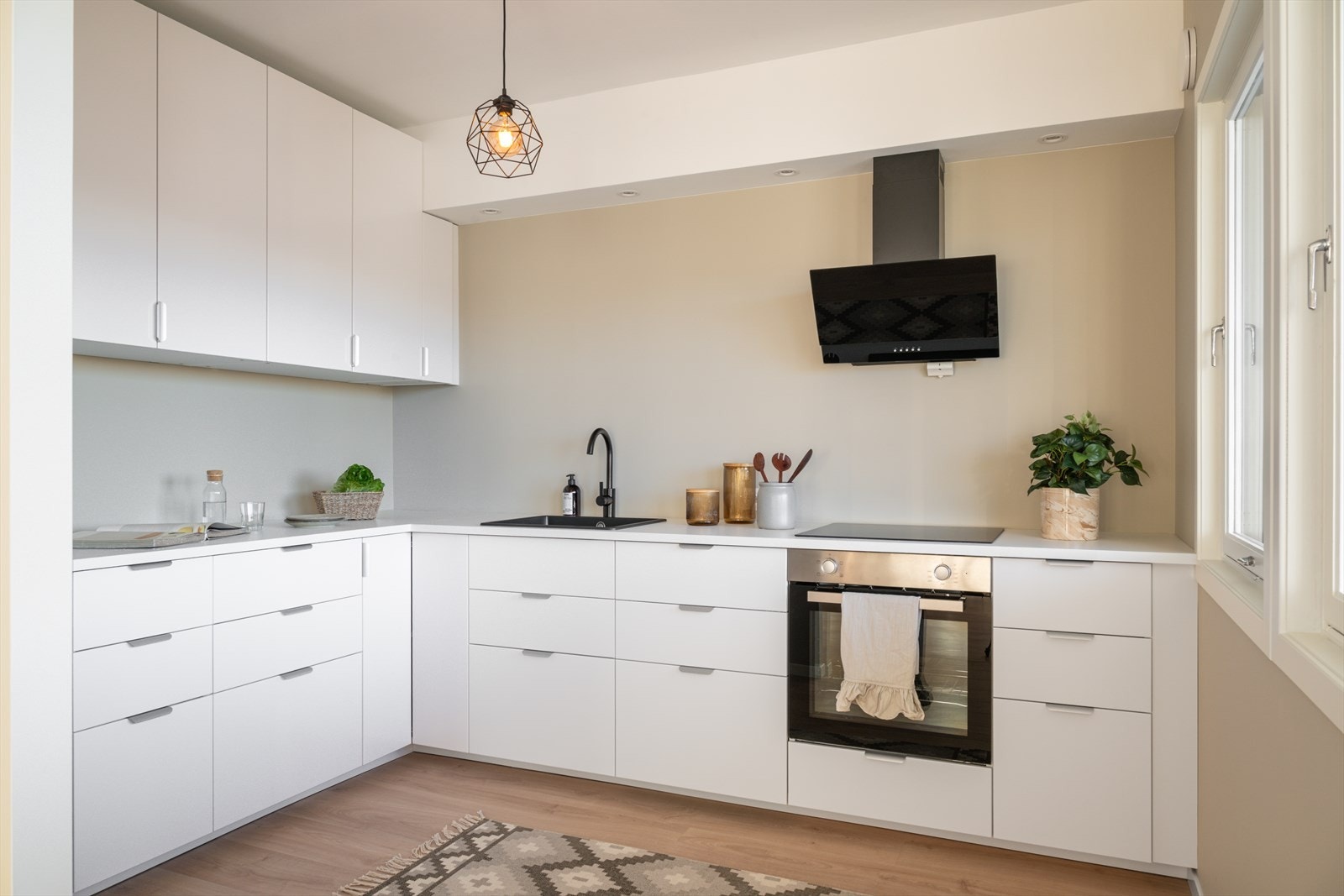 Kjøkkenet har integrerte løsninger, god arbeidsflate og en moderne utførelse Galleribilde