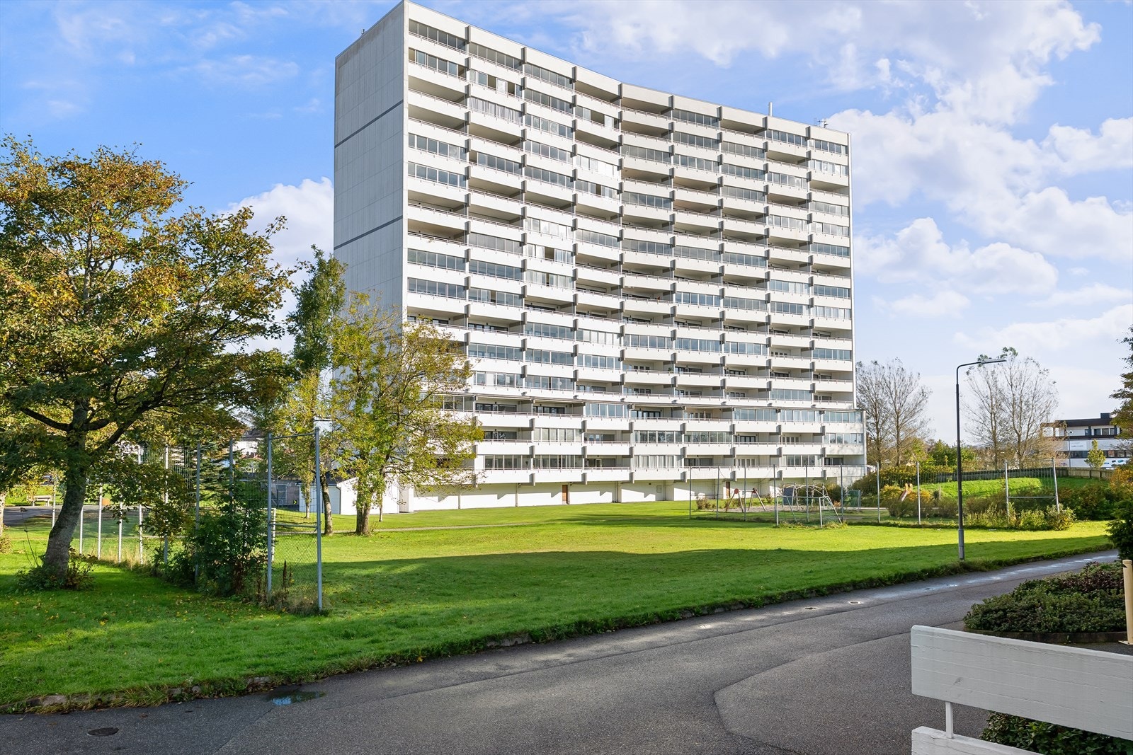 Gulaksveien 2 ligger godt til med gode solforhold hele dagen Galleribilde