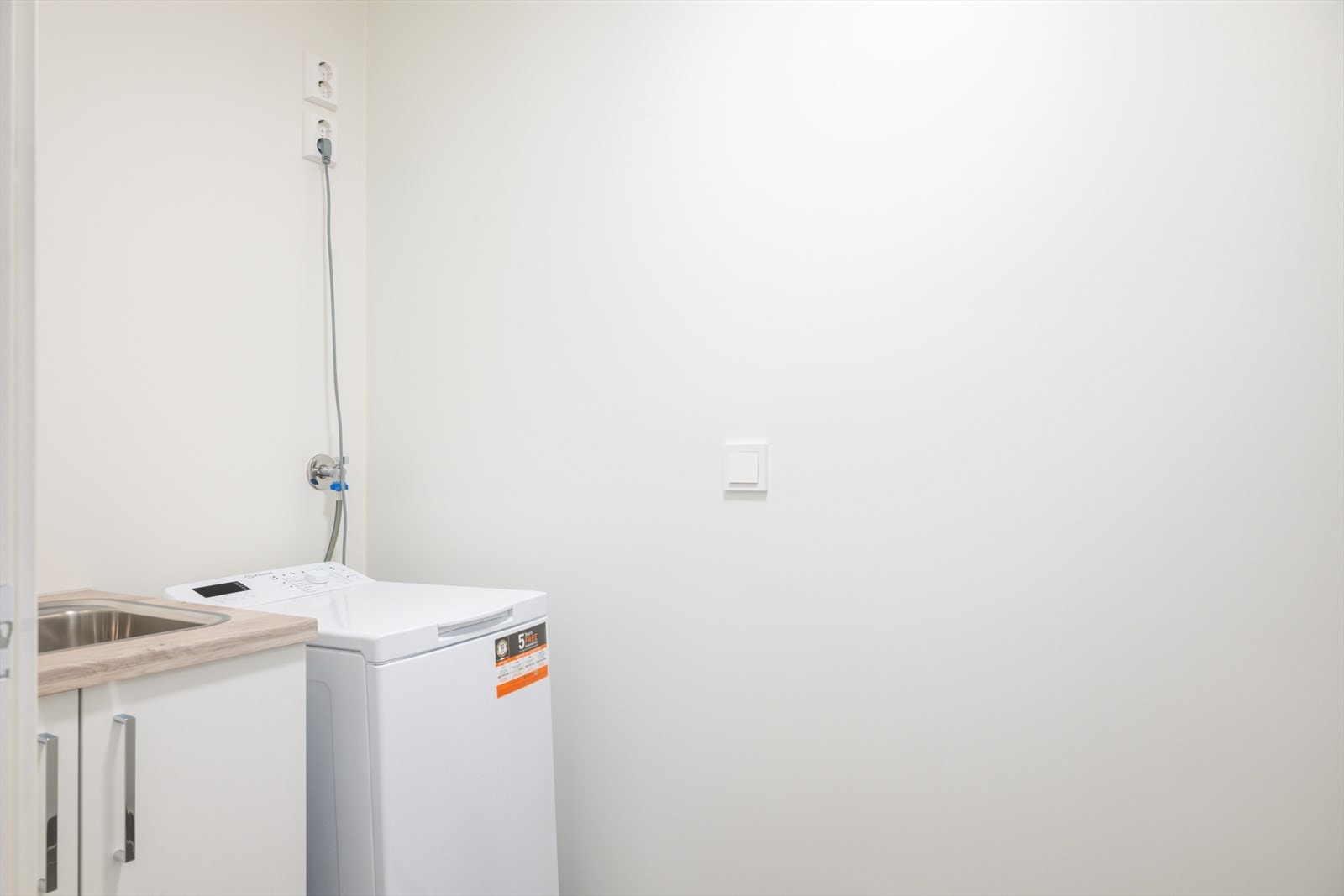 Vaskerom med utslagsvask og opplegg for vaskemaskin Galleribilde