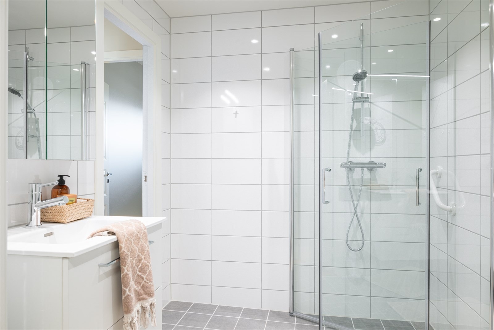 Fliselagt bad med varmekabler i gulv og dusj hjørne med glass dører Galleribilde