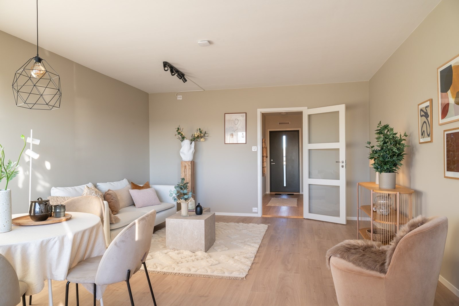 Romslig stue med moderne fargevalg og gjennomgående gode lysforhold Galleribilde