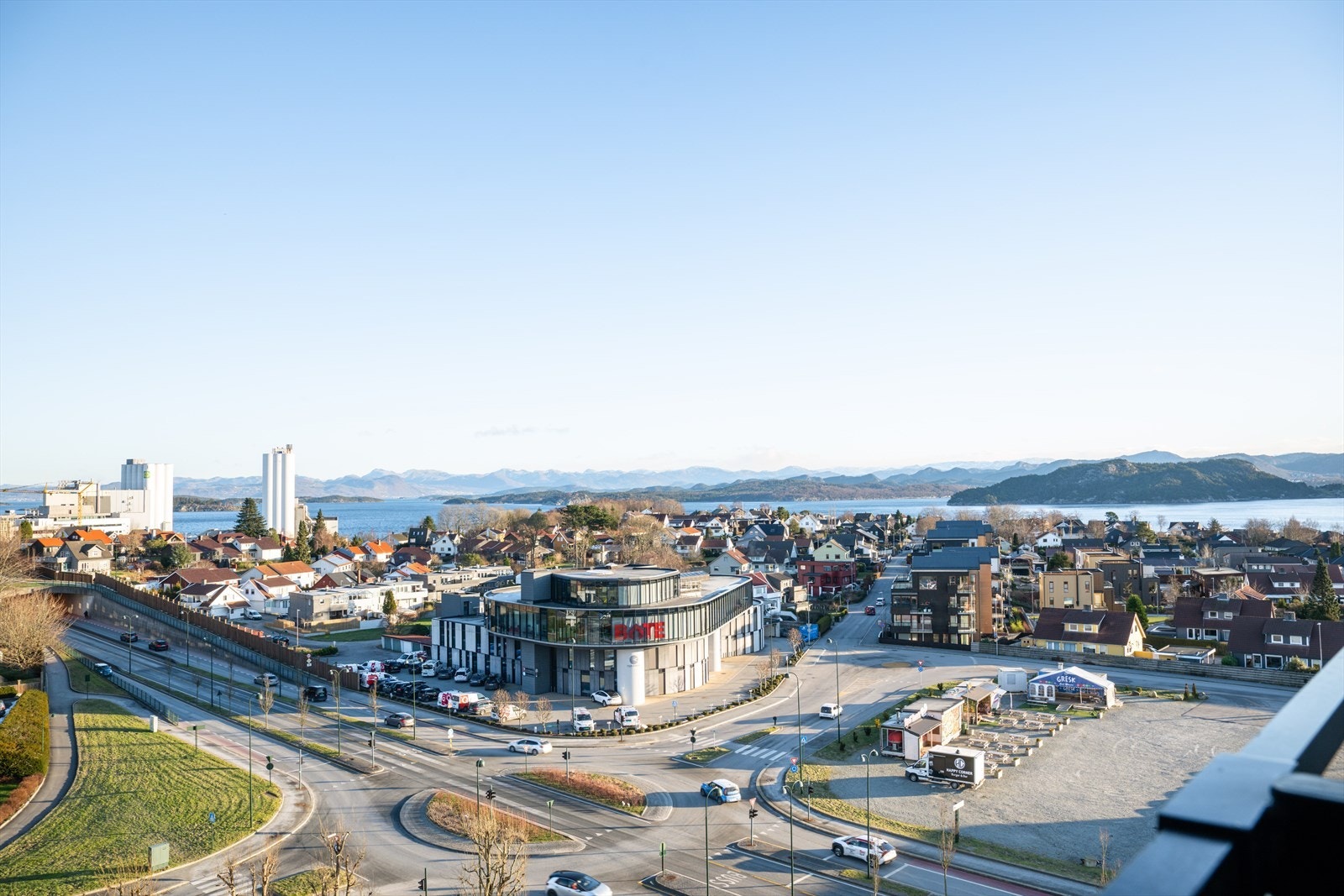 Fra balkongen har man en unik utsikt over nærområdet og videre mot sjø og landskap - et åpent og luftig preg med god oversikt. Galleribilde