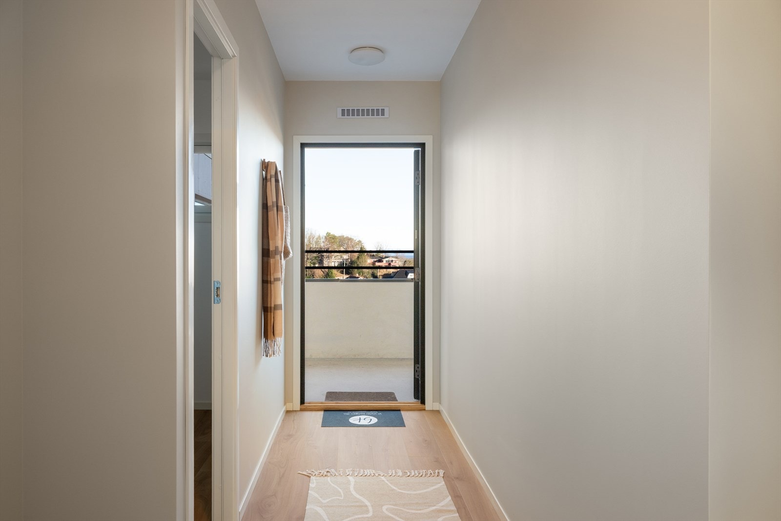 Inngangsparti med god plass til å henge fra seg yttertøy og praktisk adkomst videre inn i leiligheten Galleribilde