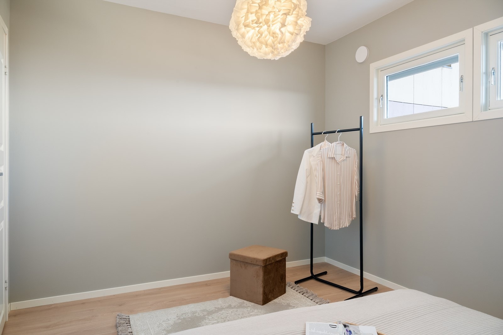 God plass til garderobe løsning eller annen møblering Galleribilde