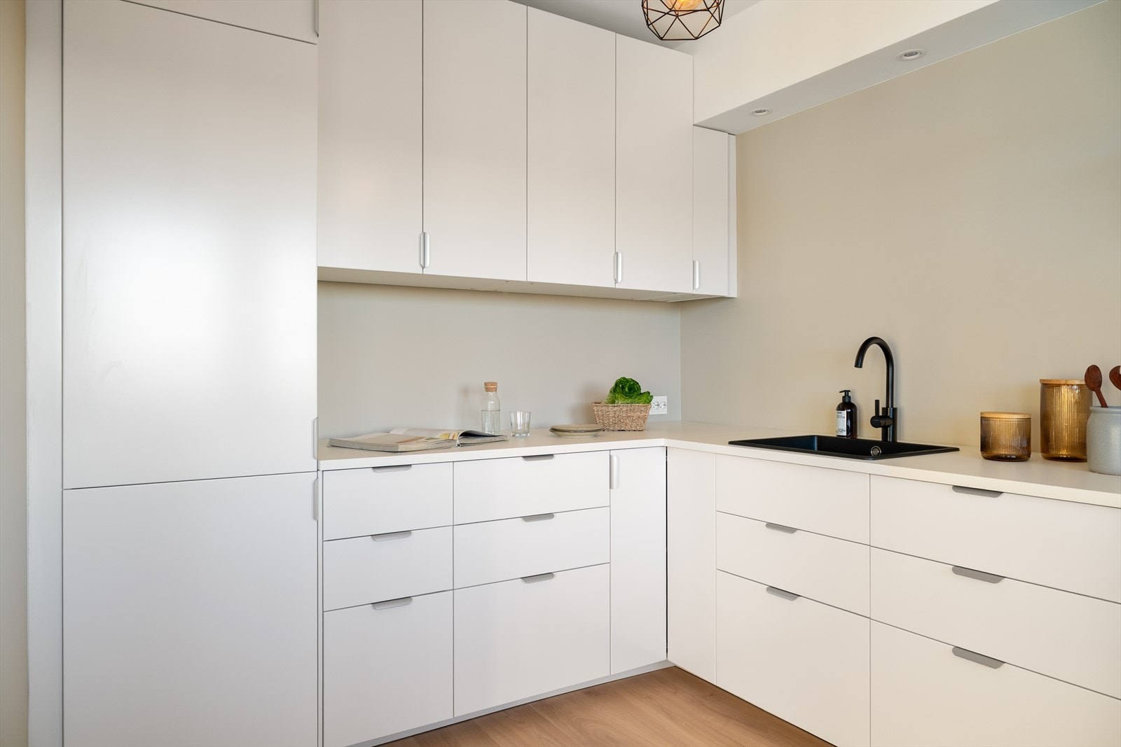 Stilrent og funksjonelt kjøkken med god skap- og benkeplass i praktisk U-løsning Galleribilde