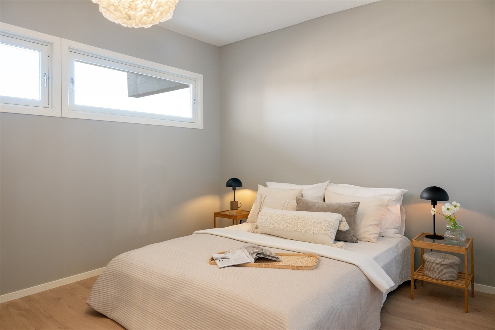 Hovedsoverommet er av god størrelse med plass til dobbeltseng og og nattbord på hver sin side Galleribilde