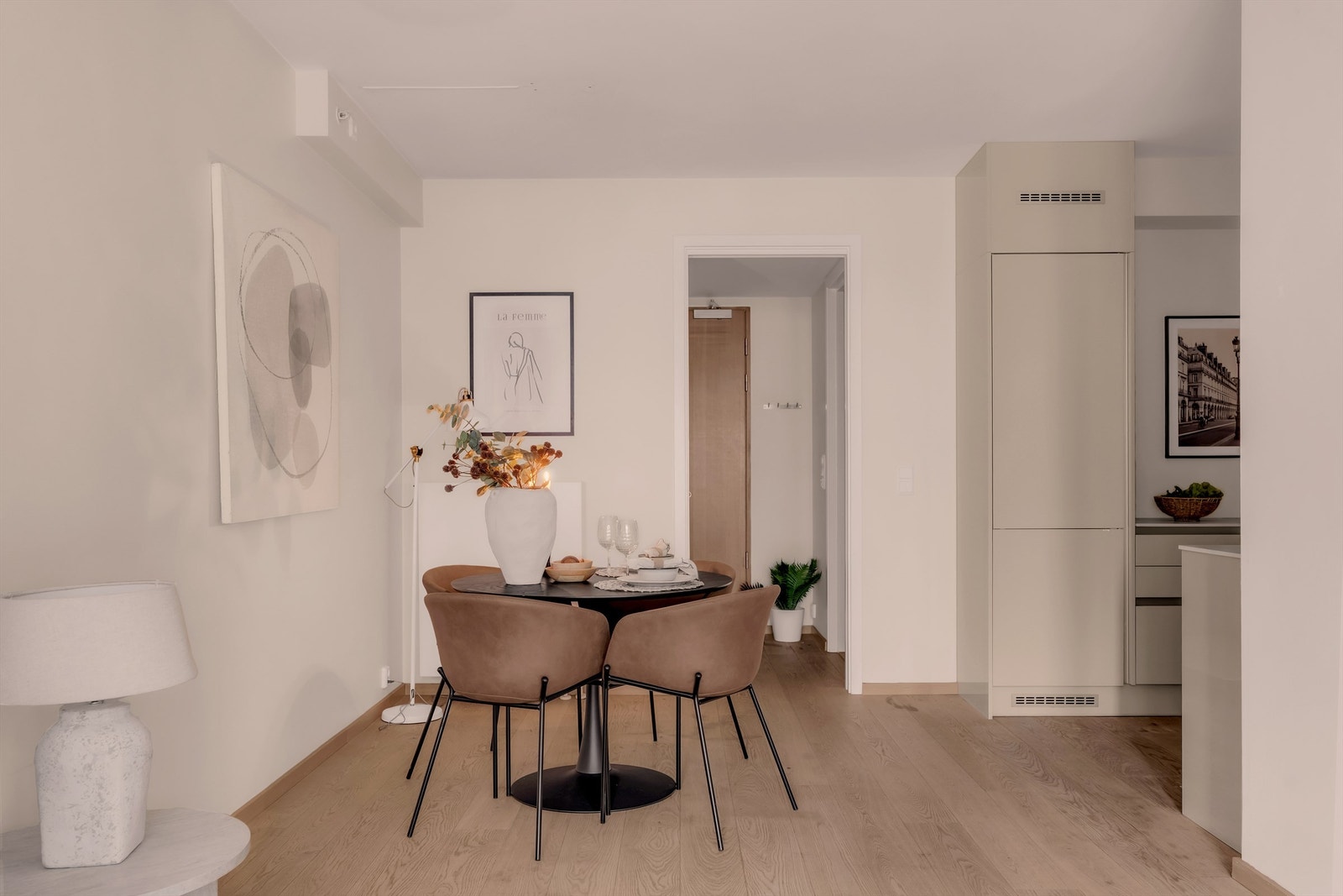 Den åpne løsningen mot kjøkkenet gir en sosial og moderne romfølelse. Galleribilde