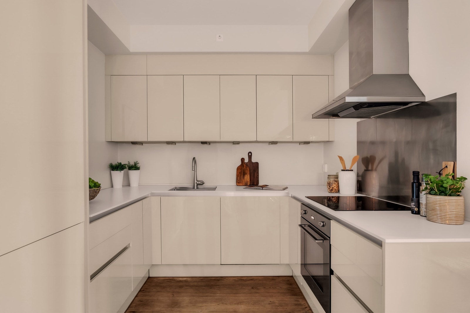 En praktisk og sosial løsning mot stuen med god skap- og benkeplass. Galleribilde