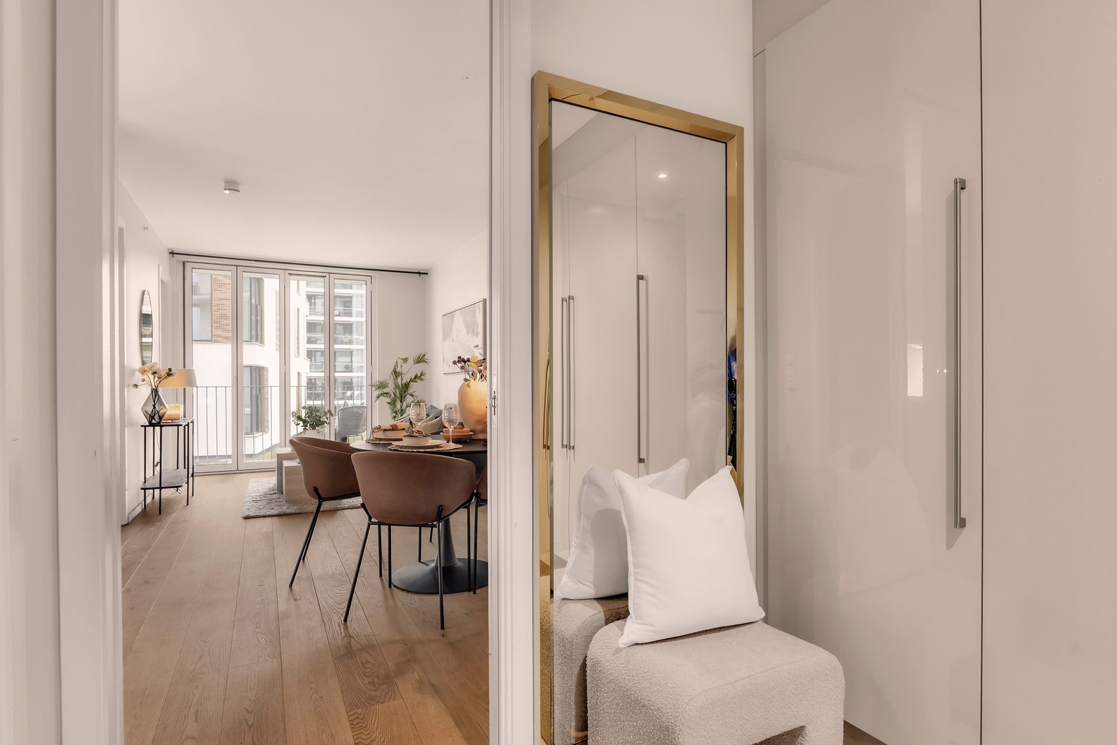 Praktisk skyvedør mot stue/kjøkken gir god flyt og effektiv arealutnyttelse. Galleribilde