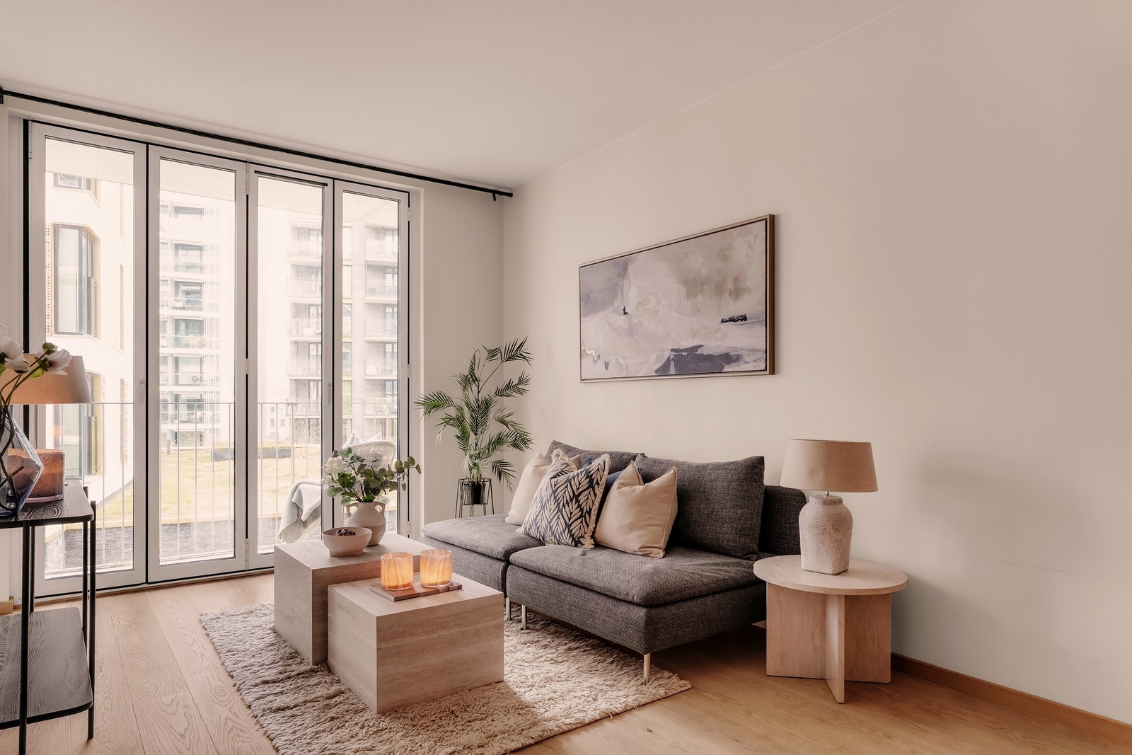 Utgang til balkong gjør stuen ekstra innbydende på varme dager. Galleribilde