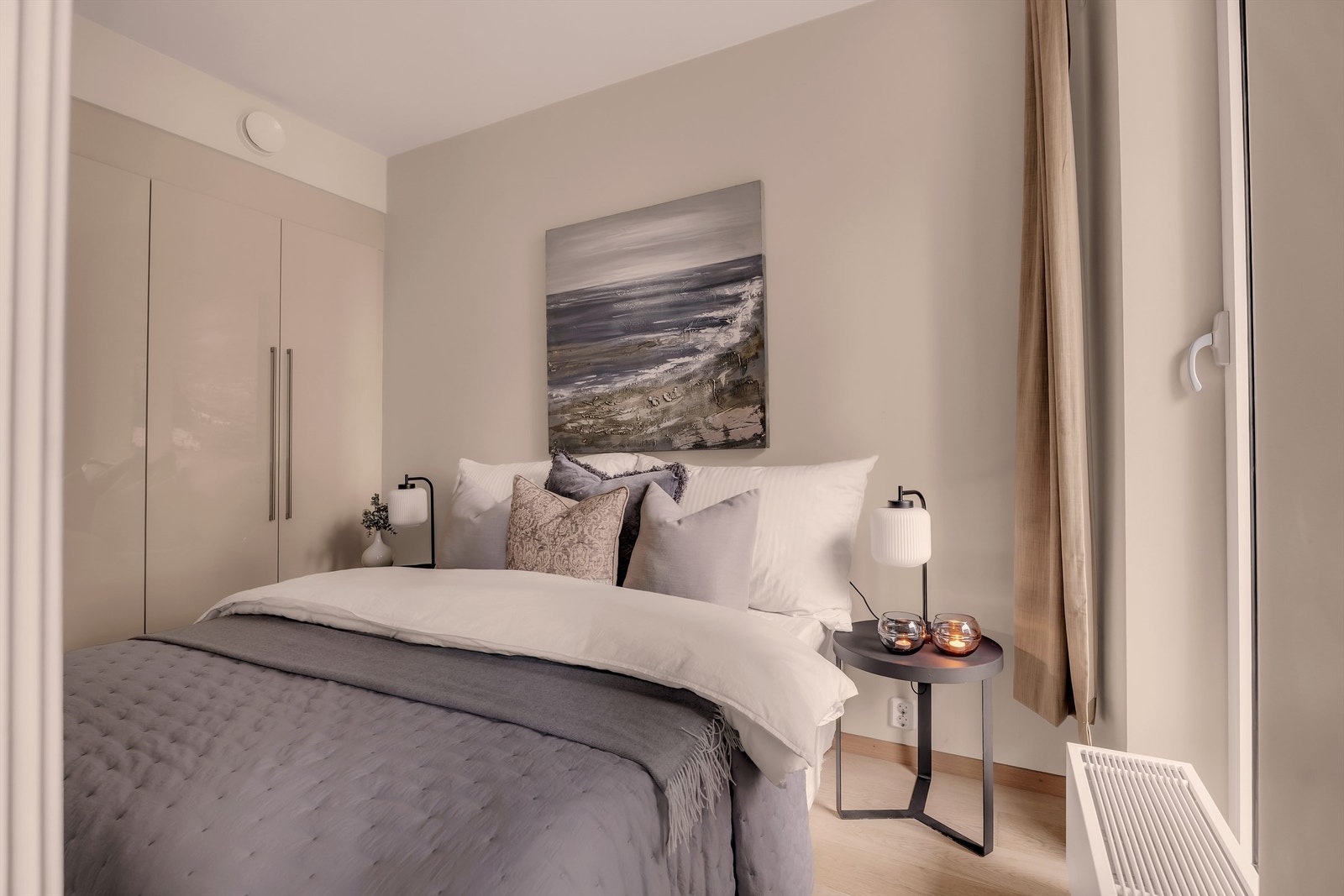 Rommet har et stort vindu med 3-lags glass som gir godt lysinnslipp på dagtid, samtidig som det sikrer gode lyd- og isolasjonsegenskaper, perfekt for en god natts søvn. Galleribilde