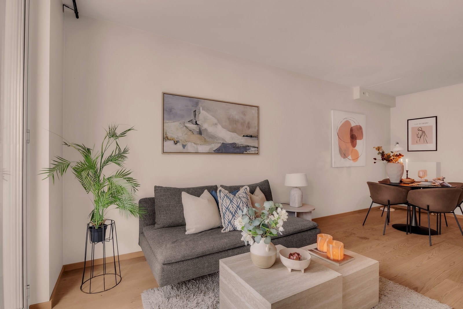 Her er det god plass til både sofagruppe og spisebord. Galleribilde