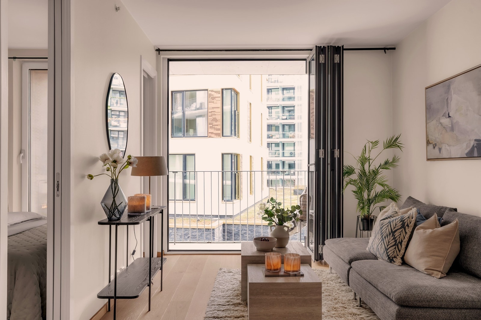 Romslig og luftig stue med store vindusflater og foldedører i glass som slipper inn rikelig med dagslys. Galleribilde