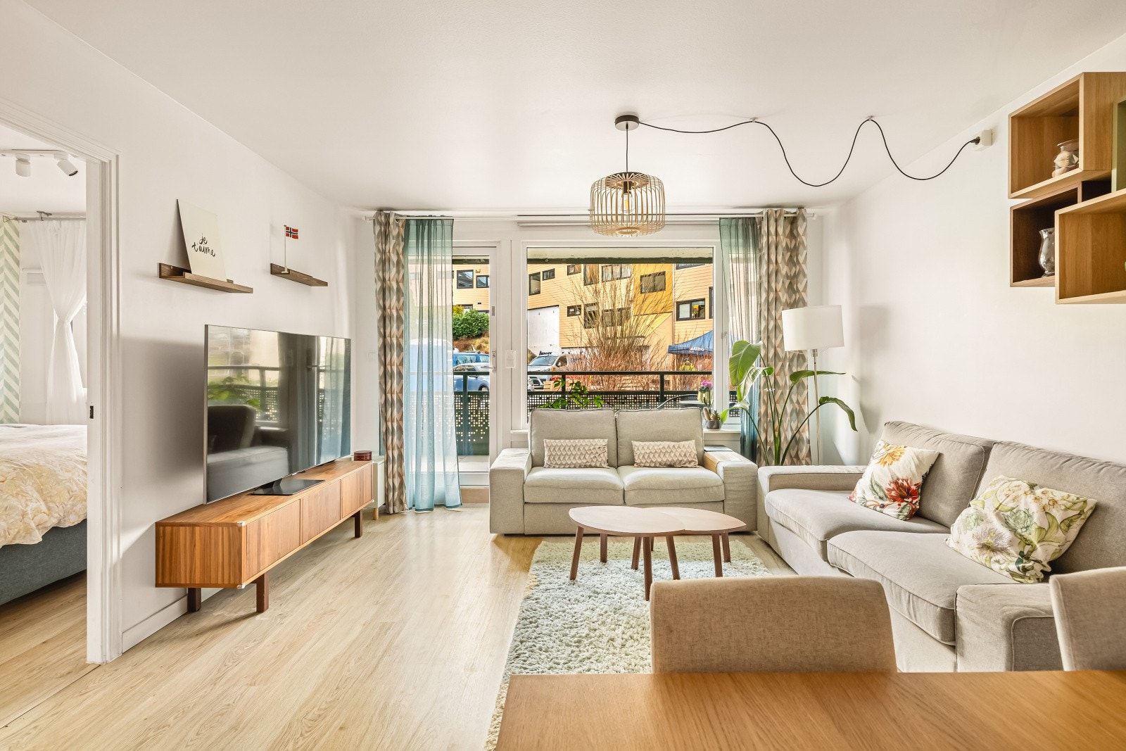 En attraktiv og gjennomgående leilighet med gode kvaliteter, unike detaljer, moderne oppgraderinger og gjennomtenkte løsninger. Galleribilde