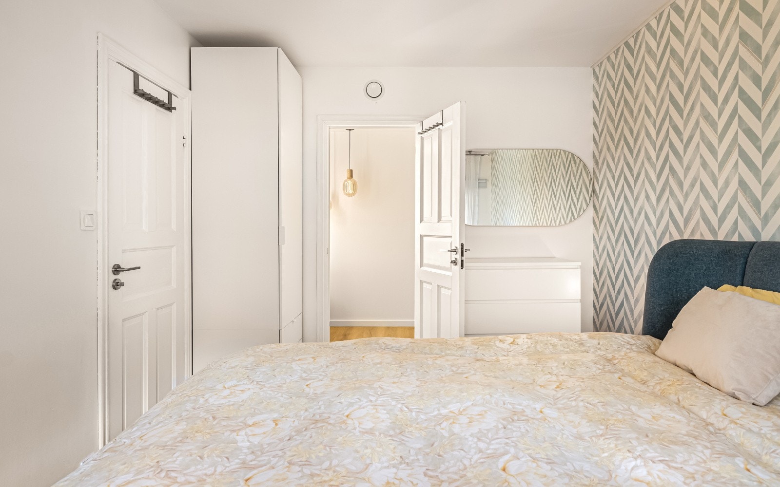 Rommet har direkte adkomst til eget baderom, som ble oppgradert i 2023. Galleribilde