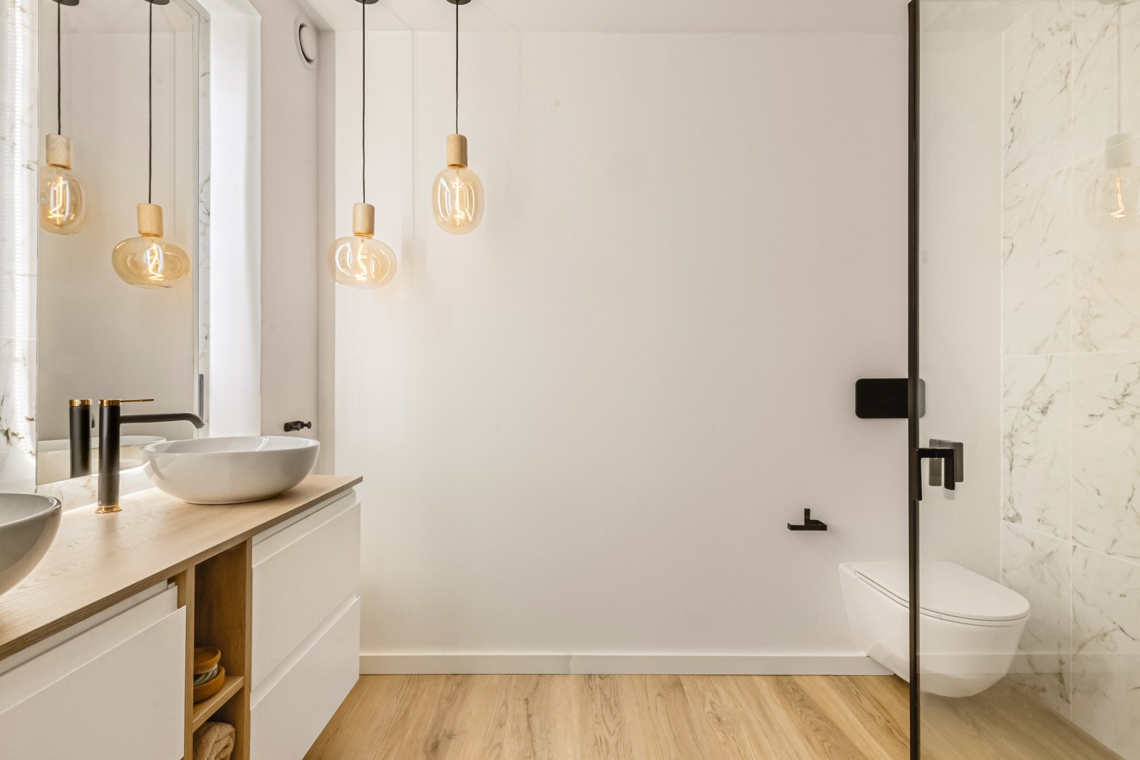 Badet har en moderne standard med elektriske varmekabler for god komfort. Flislagt gulv med unikt design! Galleribilde