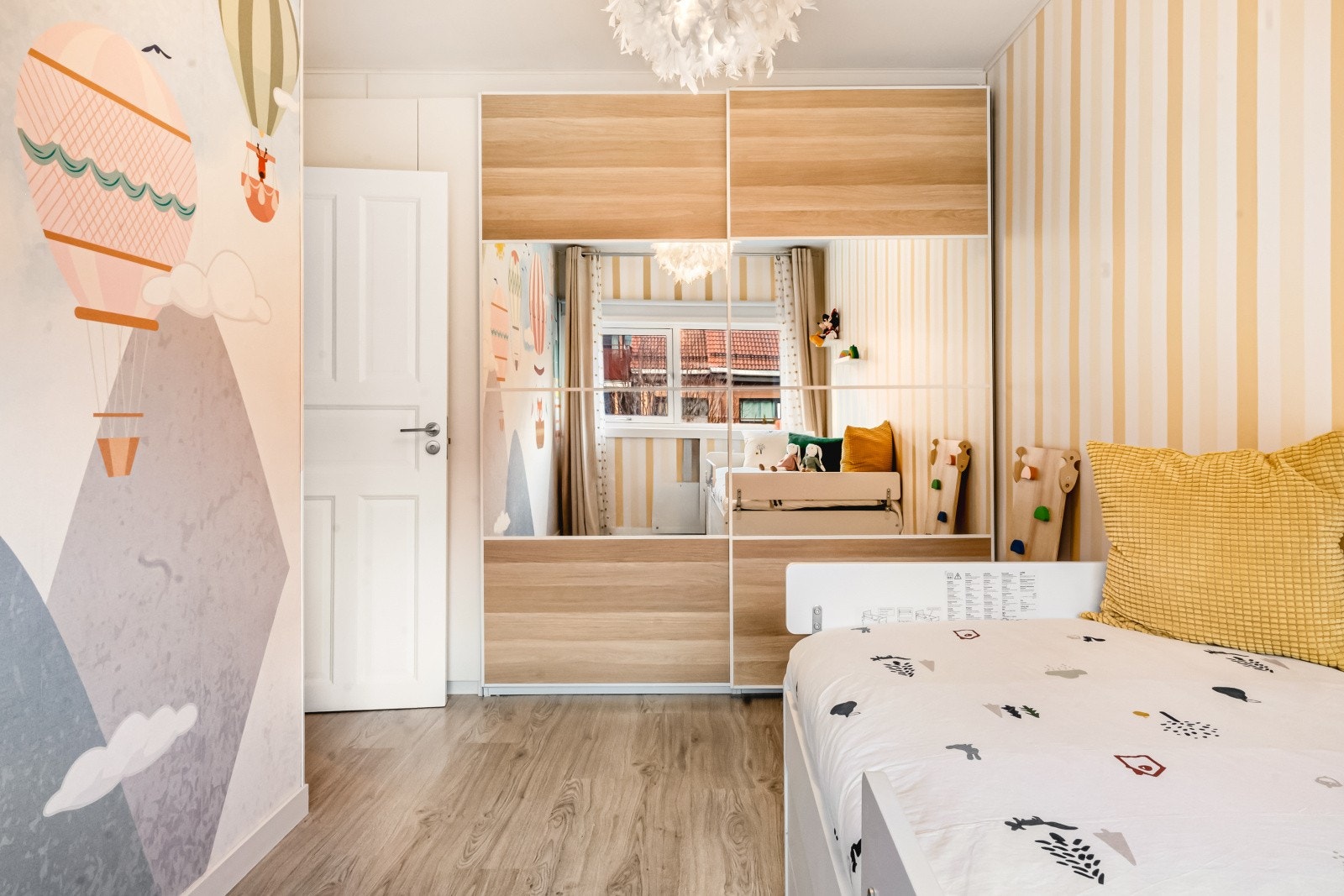 Soverommet er innredet med praktiske garderobeskap som gir god oppbevaringsplass. Galleribilde