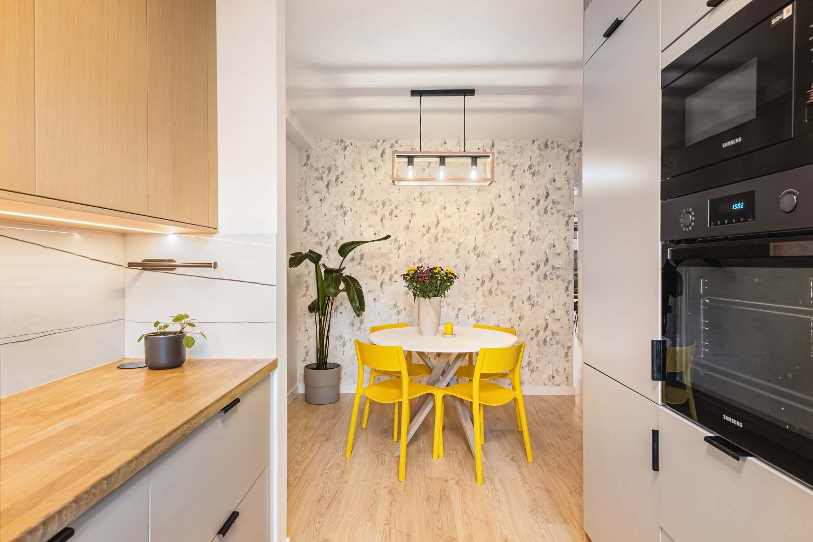 Det er integrerte hvitevarer som stekeovn, mikrobølgeovn, oppvaskmaskin og kombiskap. Galleribilde