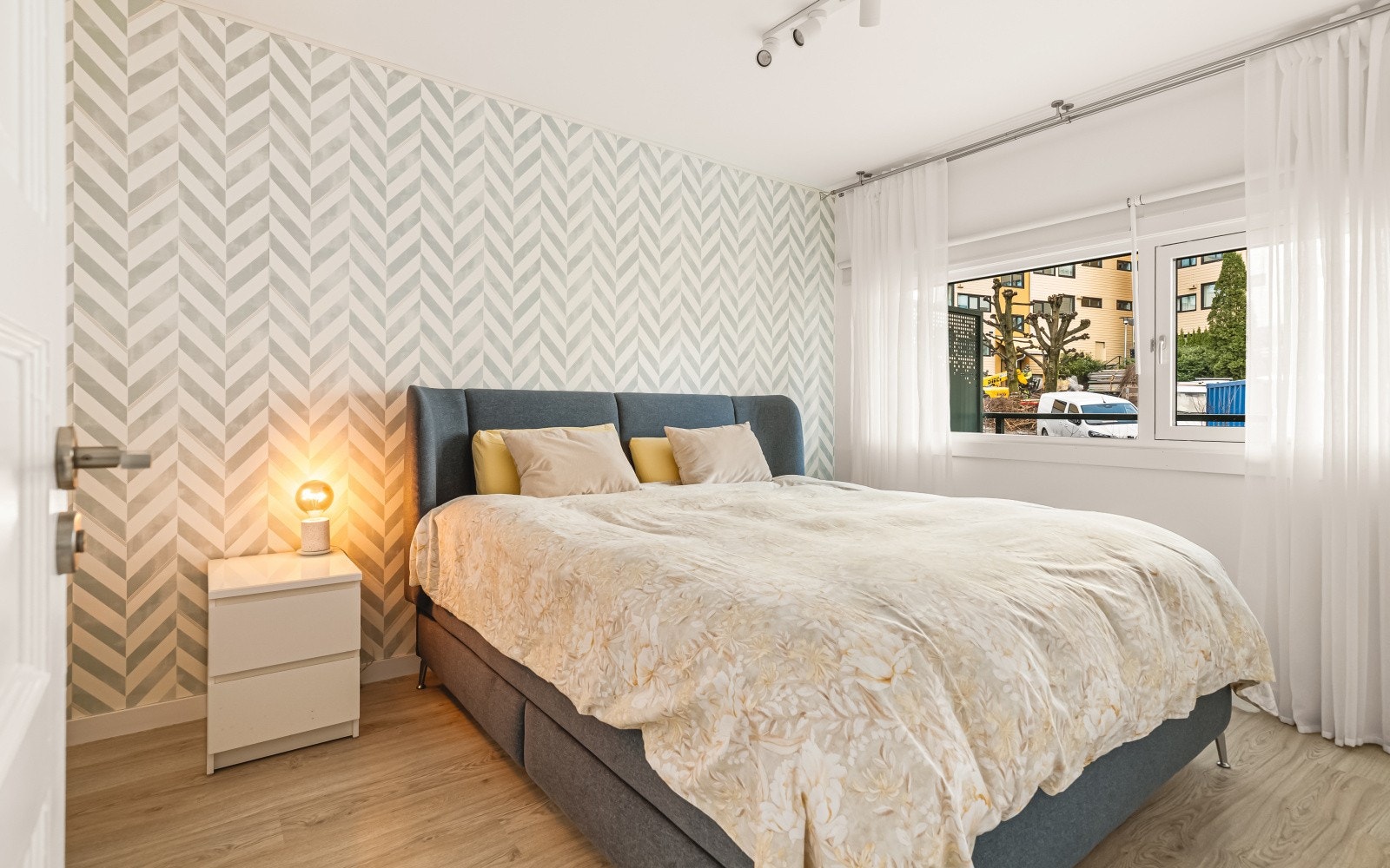 Hovedsoverommet er romslig og har god plass til dobbeltseng og øvrig møblement. Soverom 1 er på ca. 11,4 m². Galleribilde